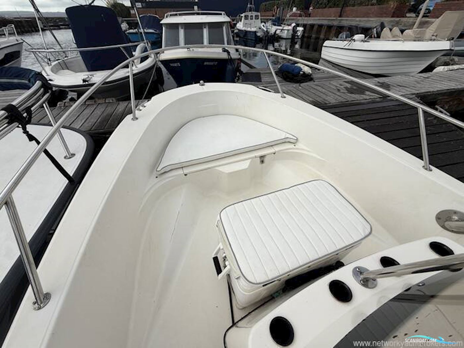 Boston Whaler Dauntless 18