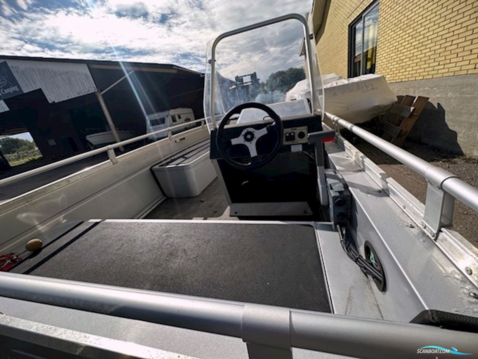 Buster M Styrepultbåd m. Yamaha 50 HK (2005) – Perfekt Til Fiskeri og Fritid