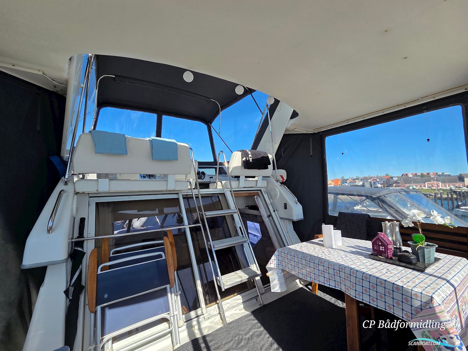 Carver 325 Flybridge Aft Cabin