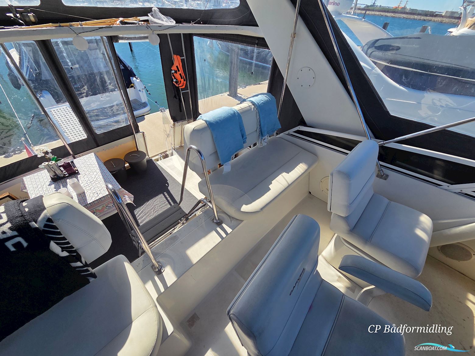 Carver 325 Flybridge Aft Cabin