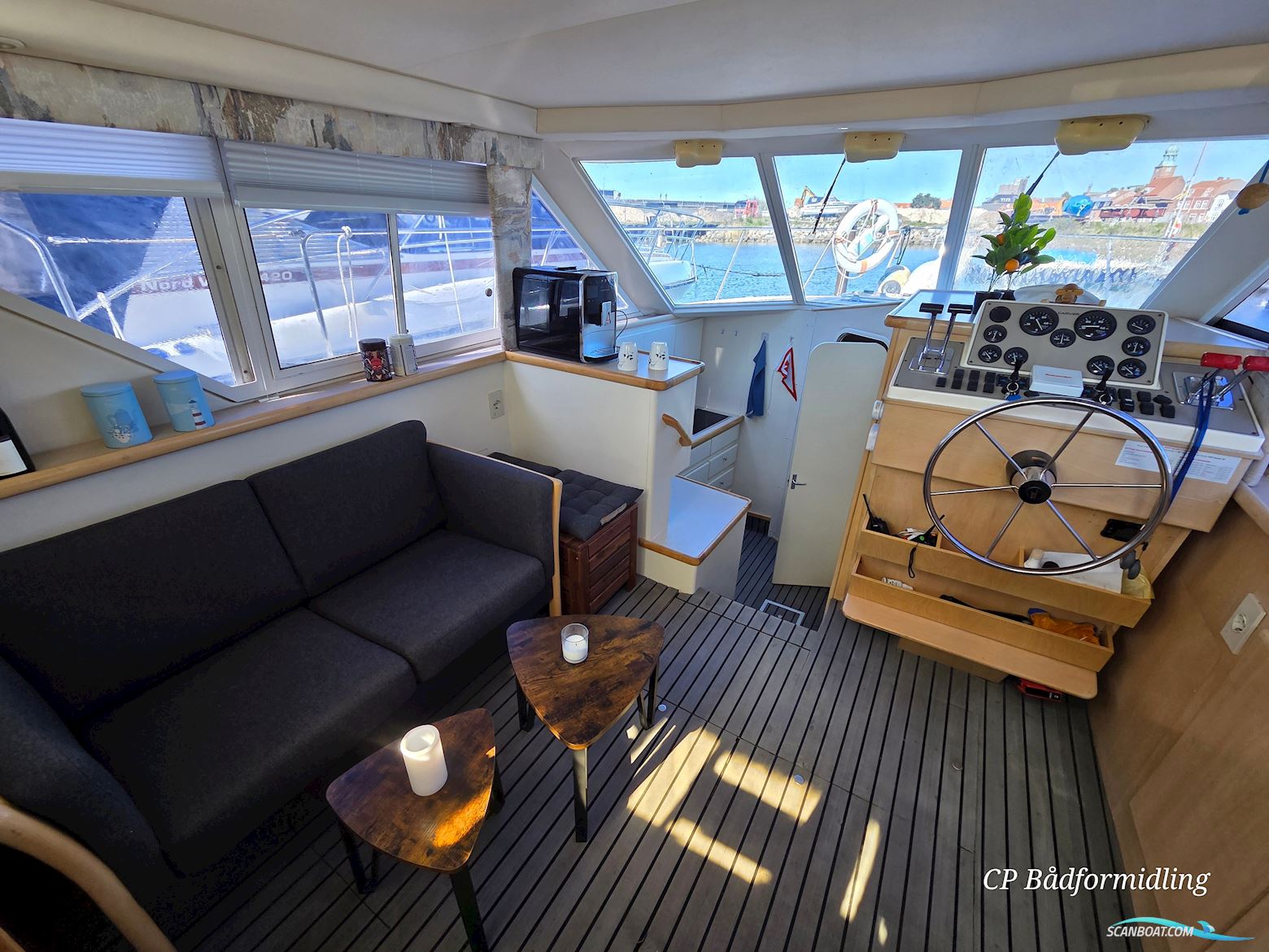 Carver 325 Flybridge Aft Cabin