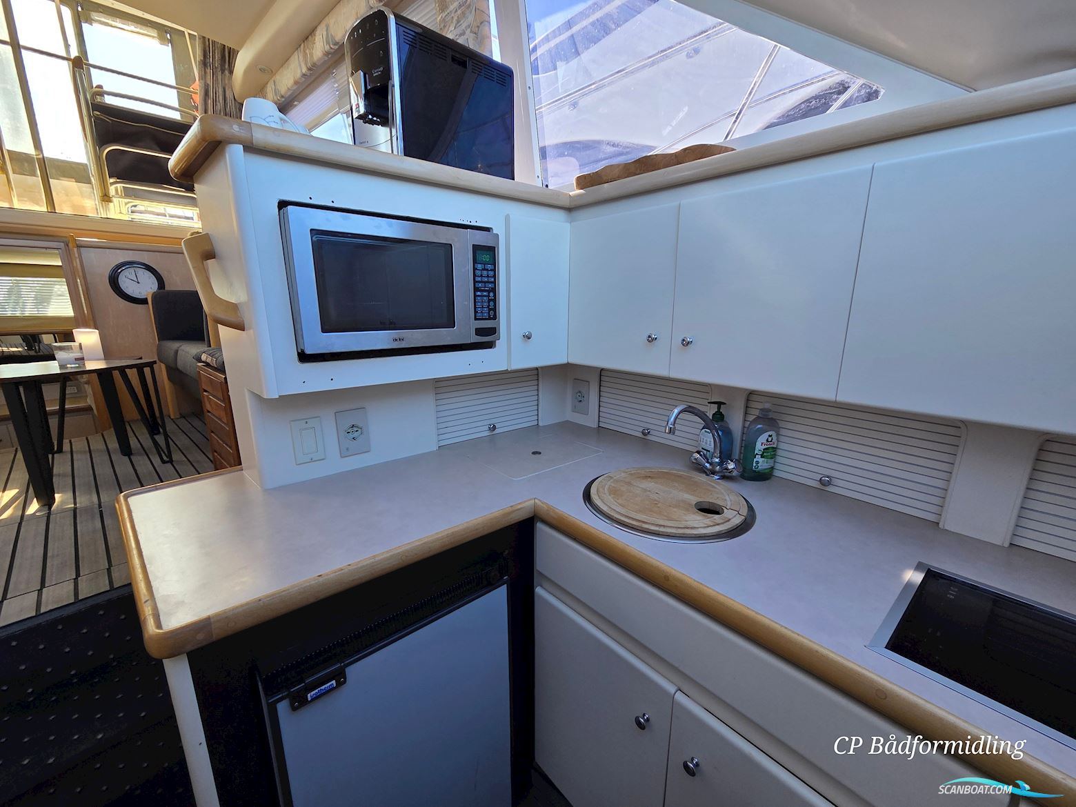 Carver 325 Flybridge Aft Cabin