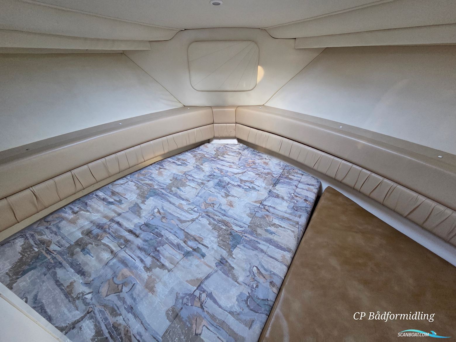 Carver 325 Flybridge Aft Cabin