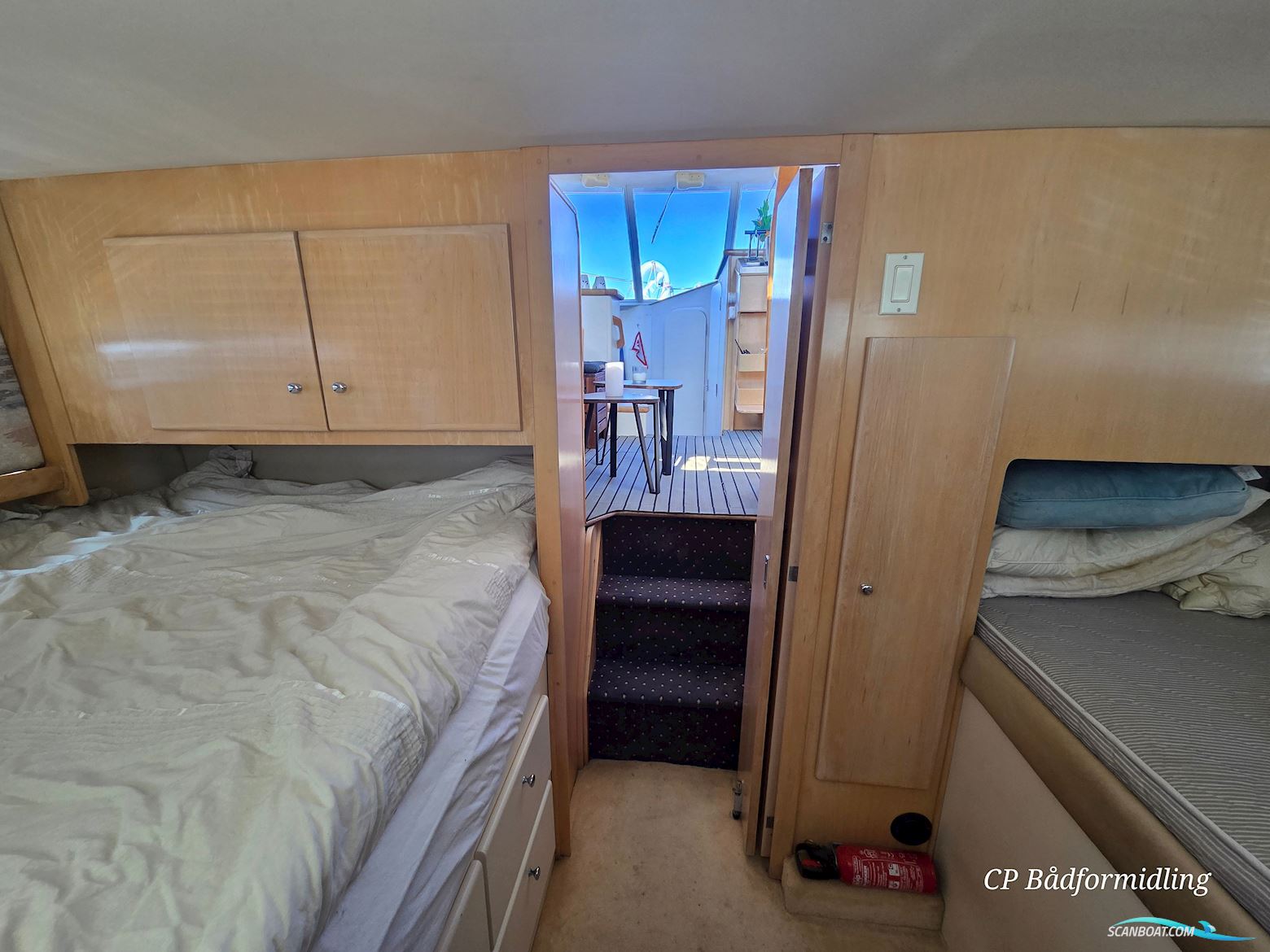 Carver 325 Flybridge Aft Cabin