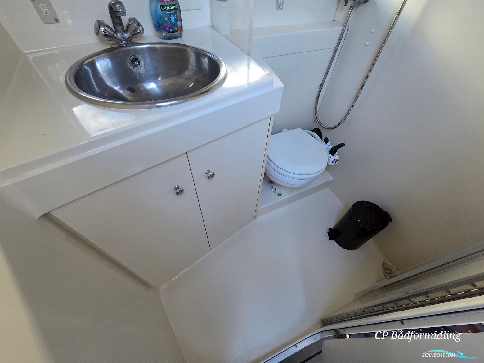 Carver 325 Flybridge Aft Cabin