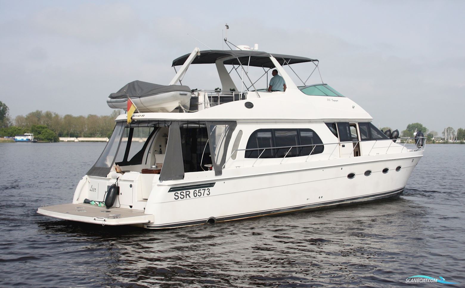 Carver 560 Voyager