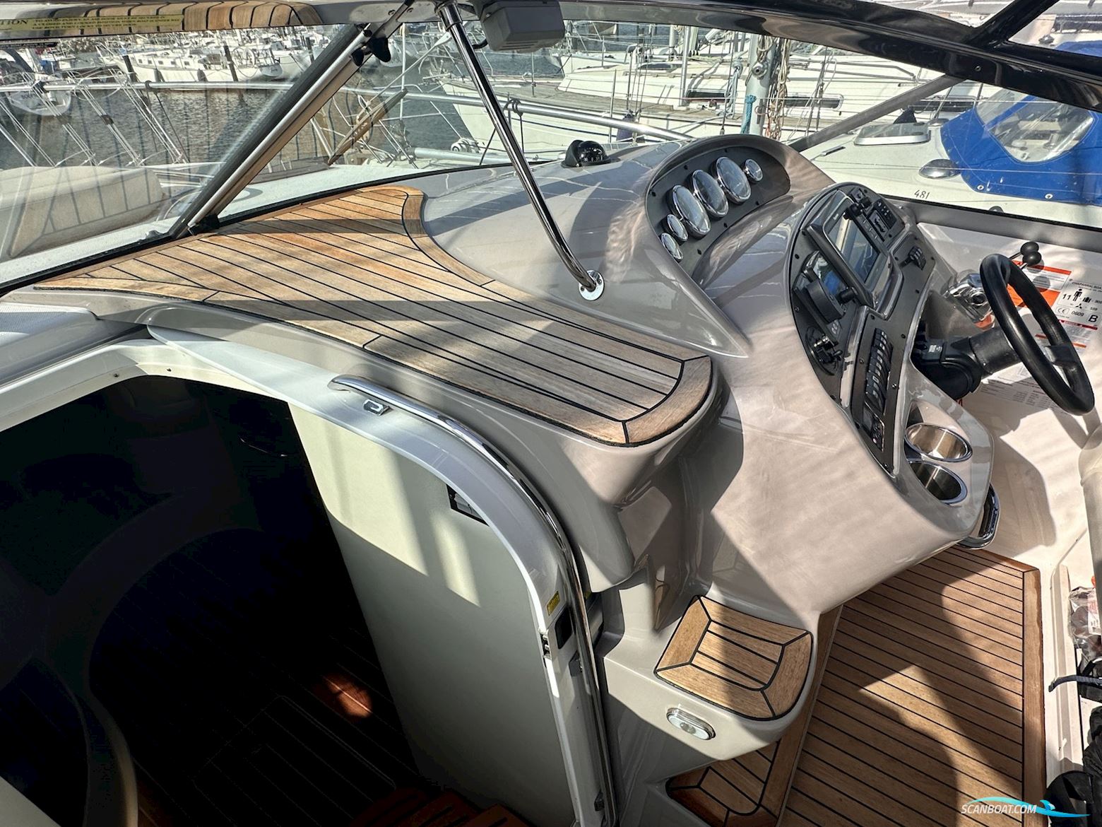 Chaparral 330 Signature