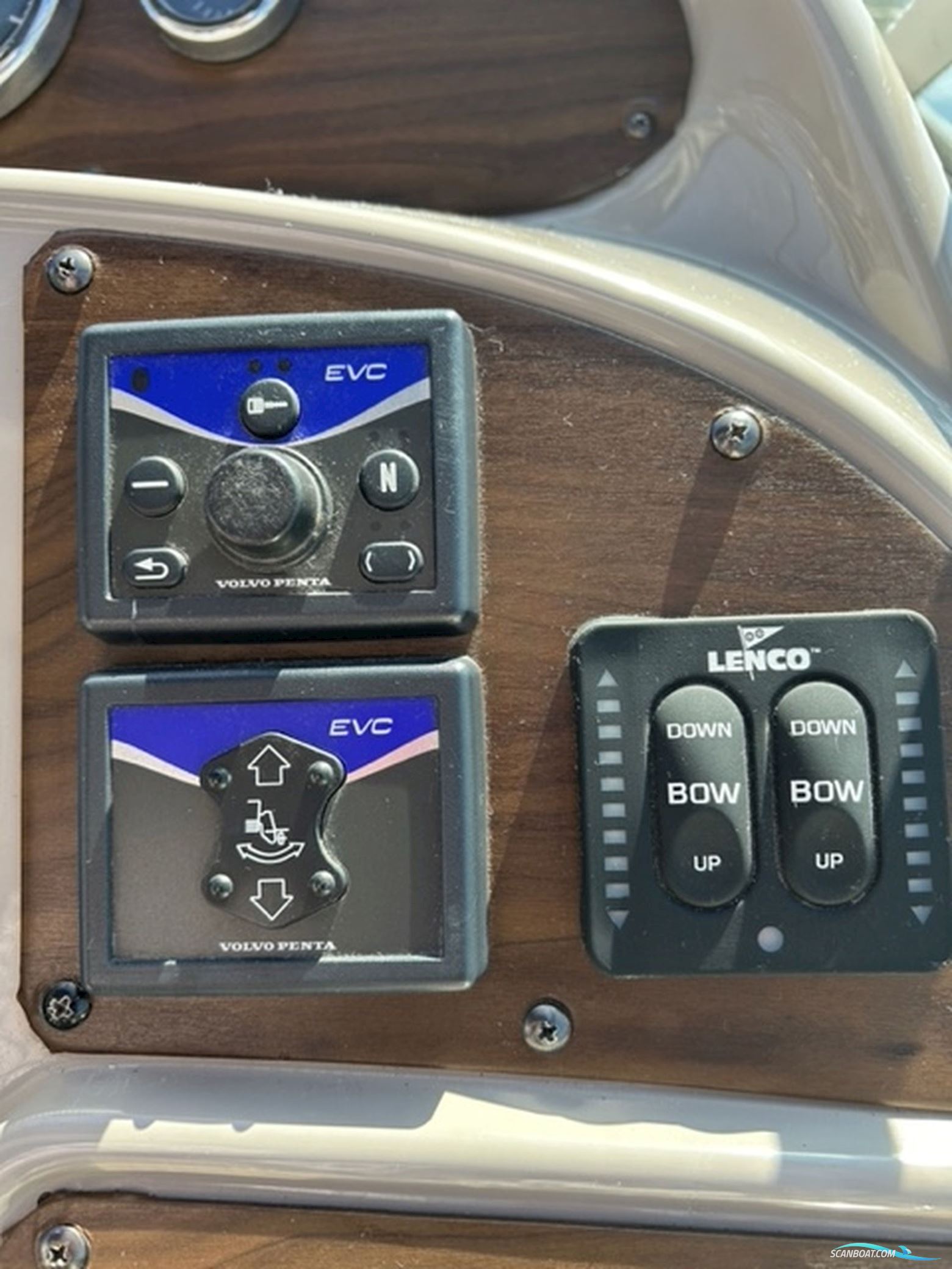 Chaparral 330 Signature