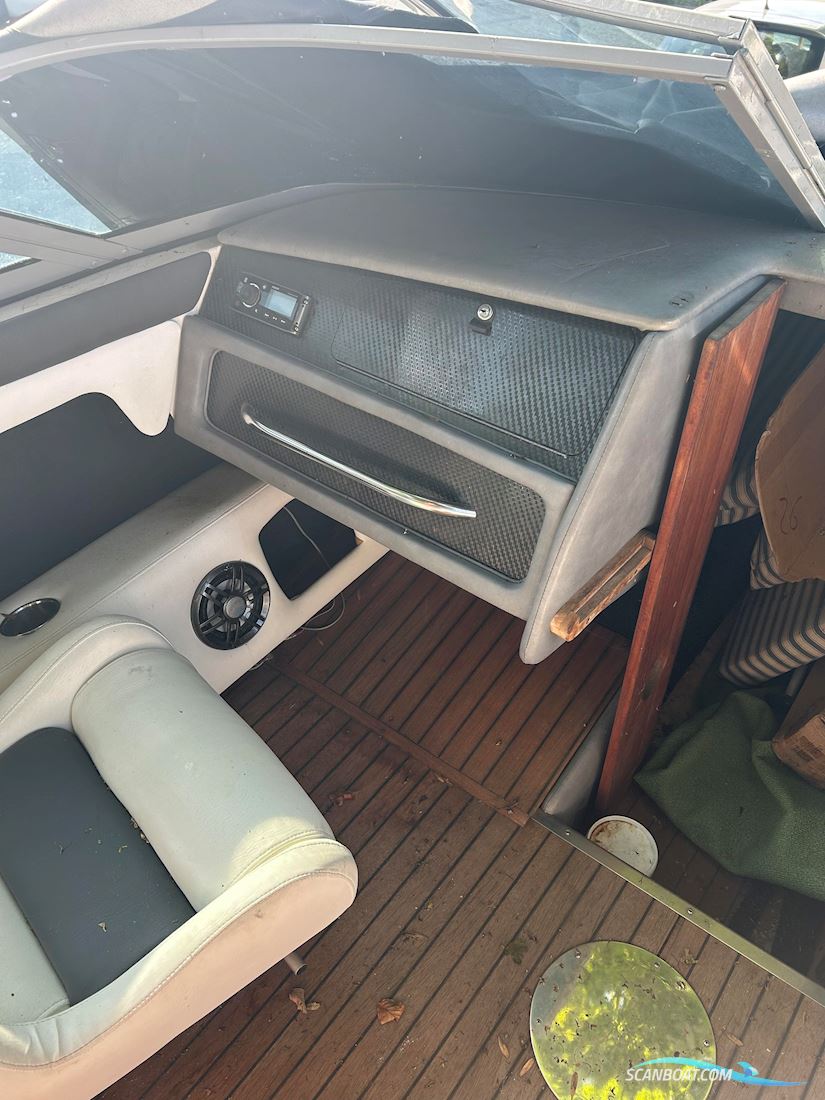 Chris Craft 233 cuddy cabin