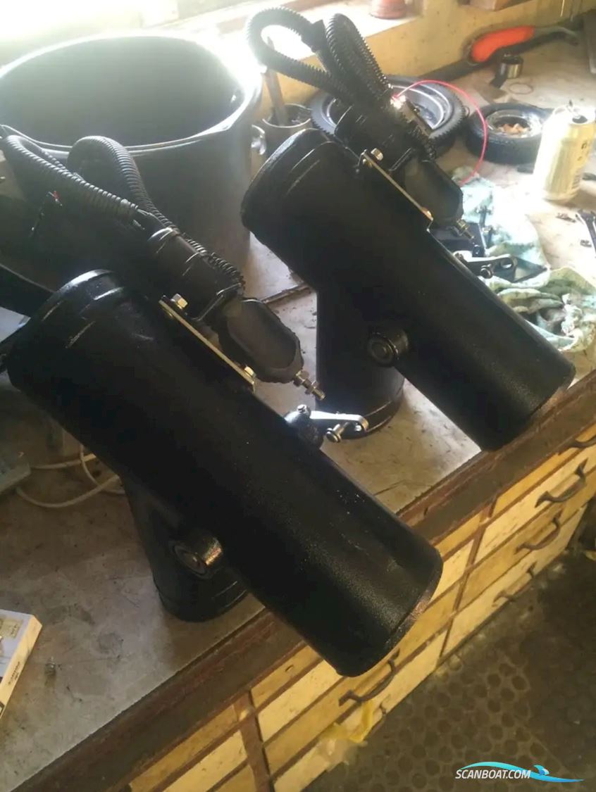 Chris Craft 233 cuddy cabin