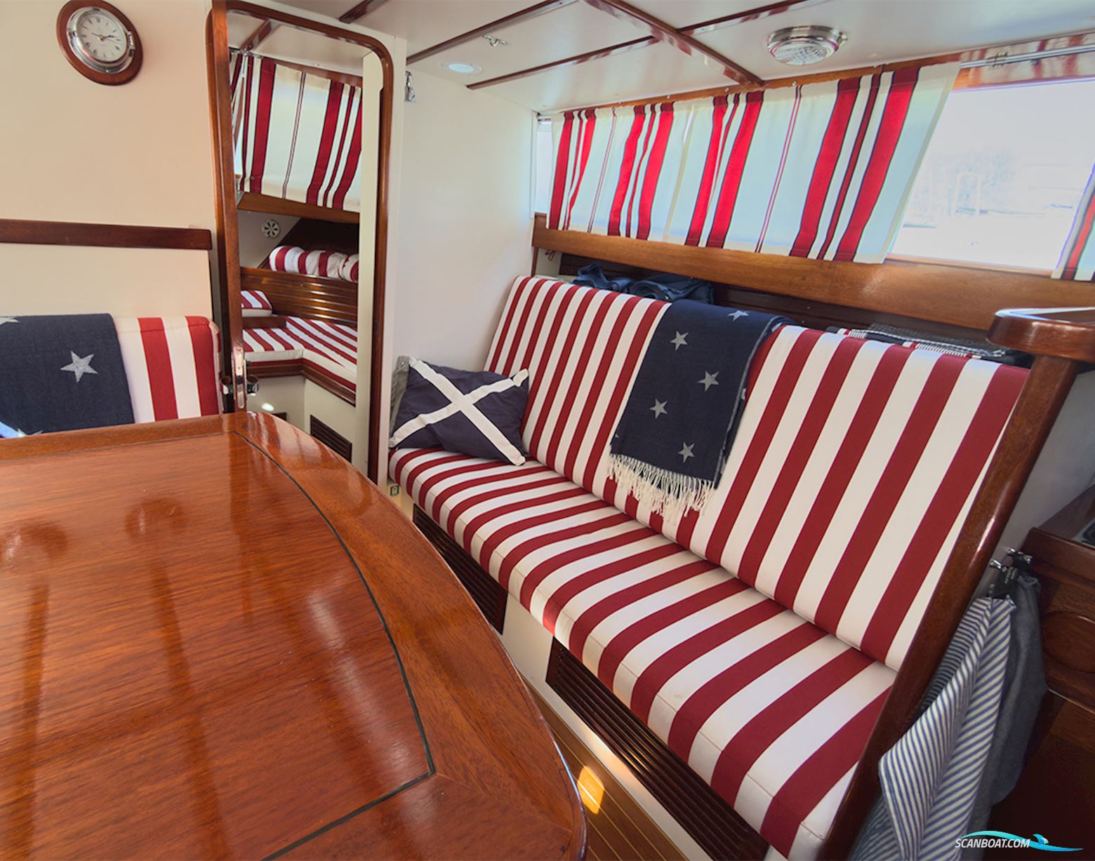 Chris-Craft 31 Commander