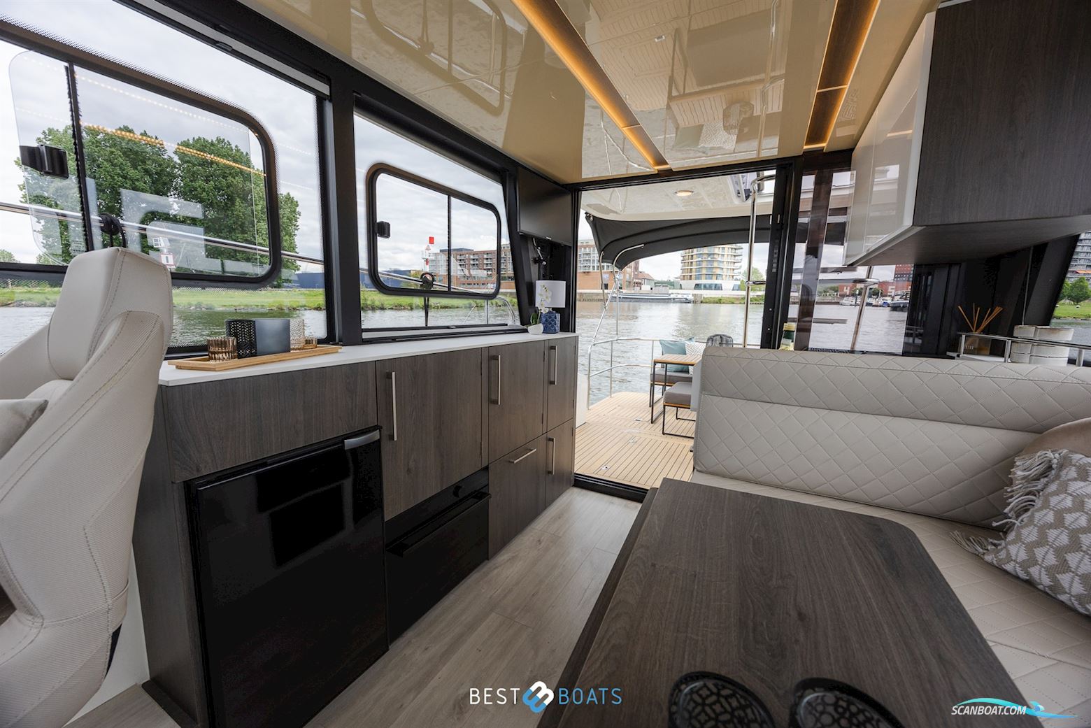Cobra Yachts Futura 36 Premium Fly