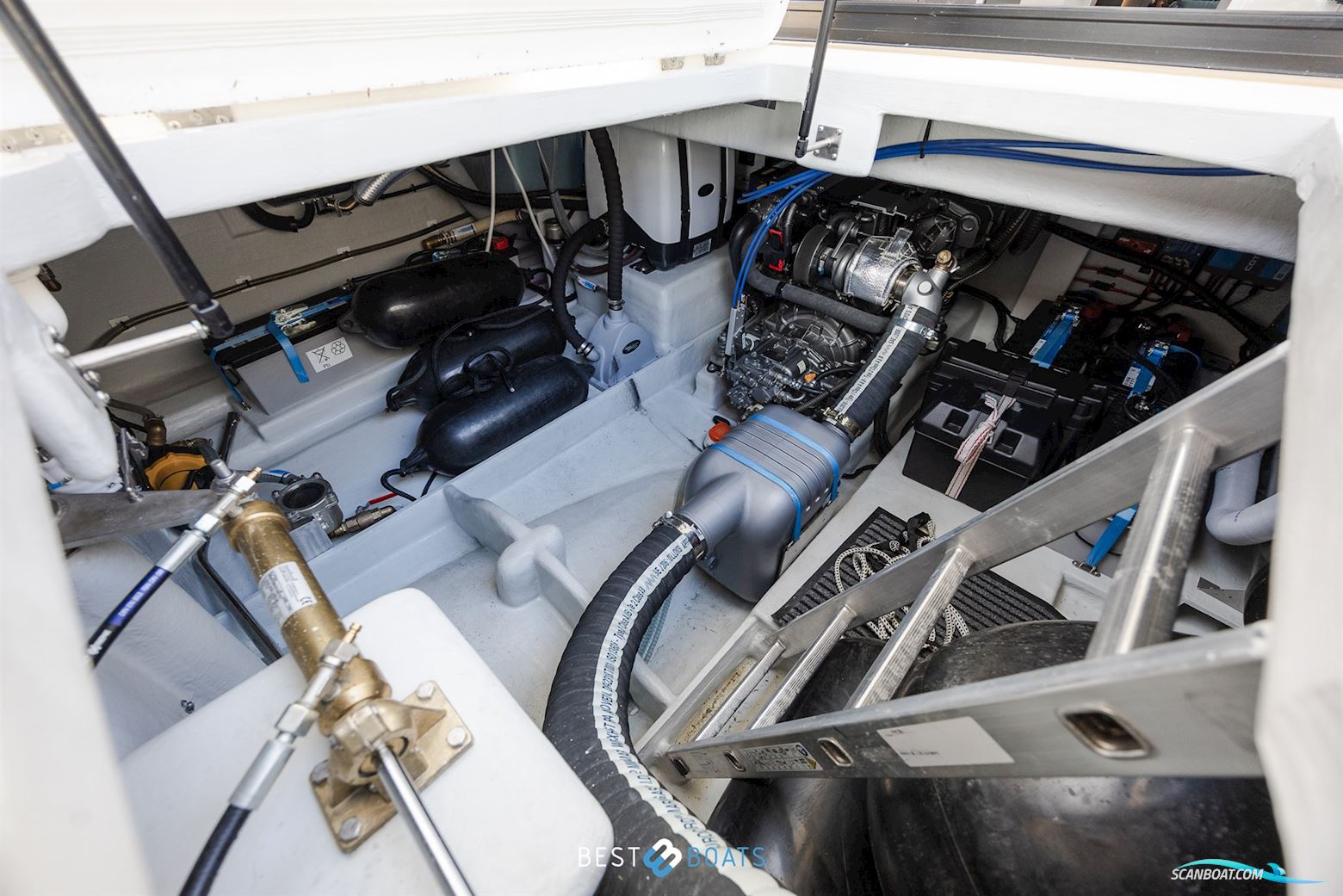 Cobra Yachts Futura 36 Premium Fly