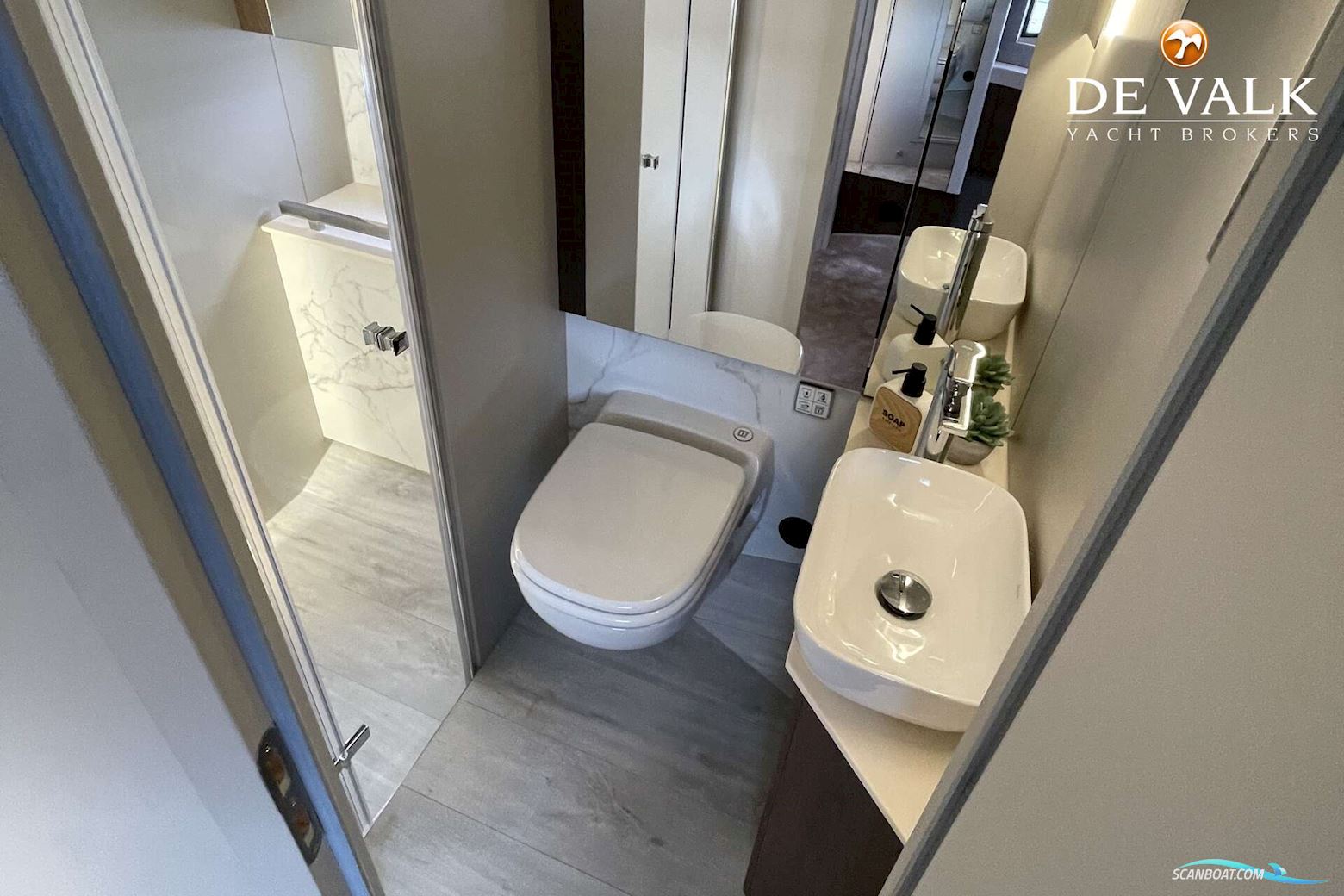 Cobra Yachts Maestro 42