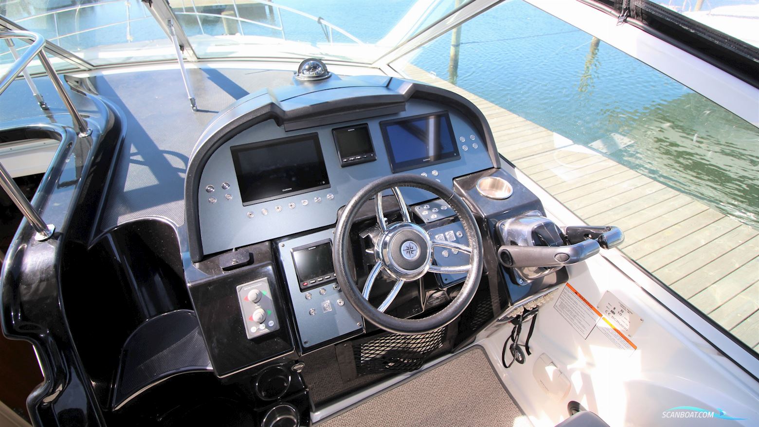Cruisers Yachts 330 Express