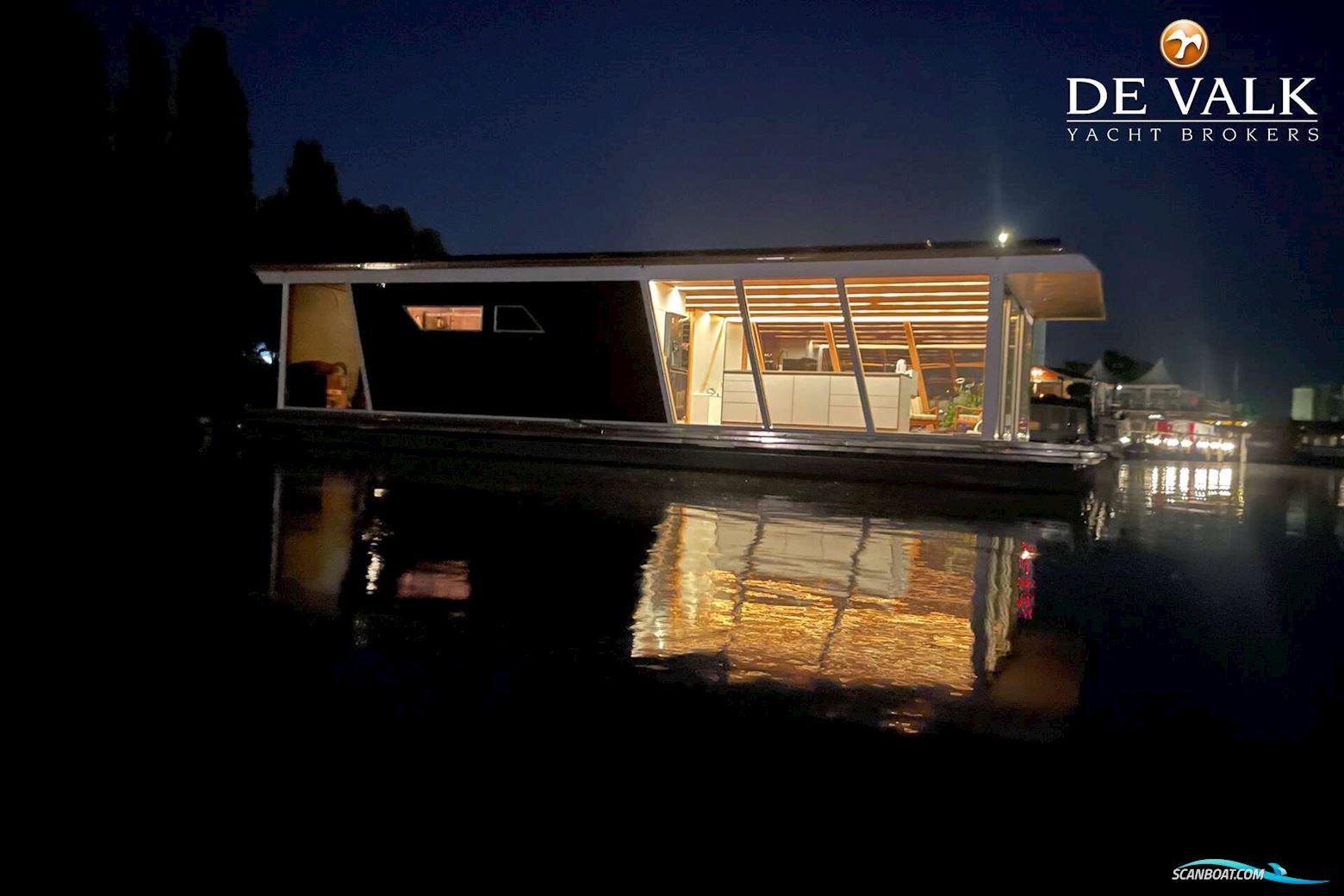 Custom Built Houseboat luxe motor