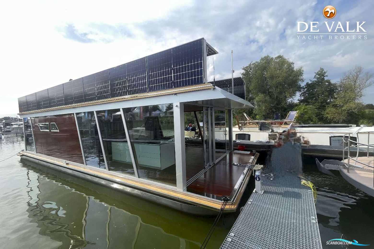 Custom Built Houseboat luxe motor