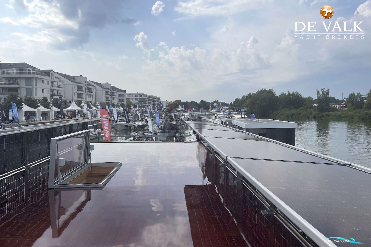 Custom Built Houseboat luxe motor