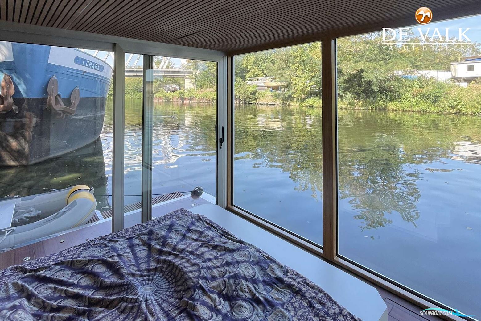Custom Built Houseboat luxe motor