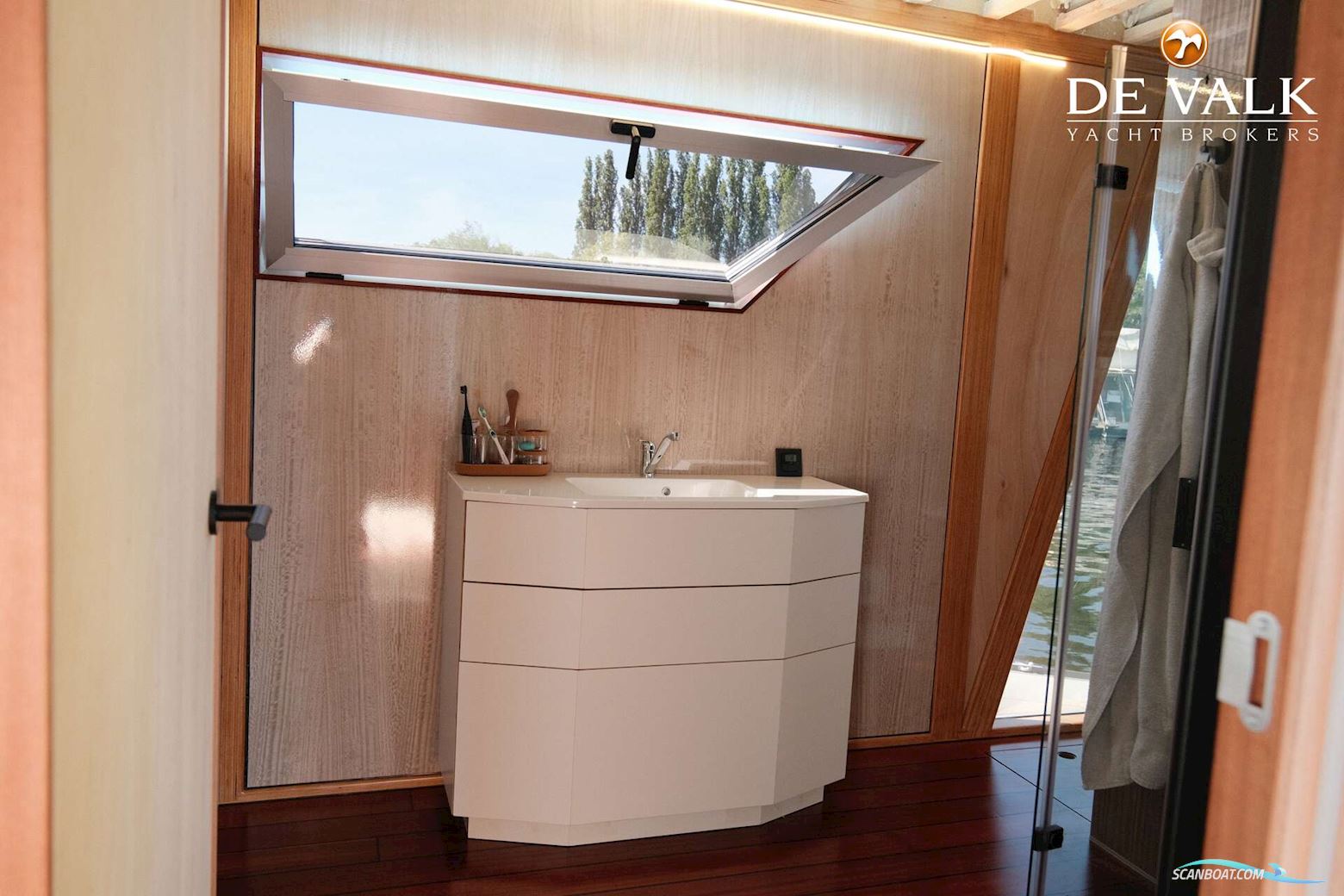 Custom Built Houseboat luxe motor