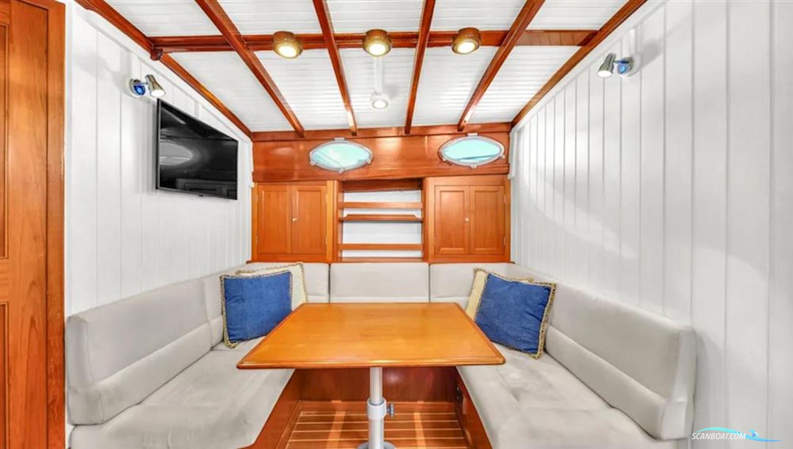 Custom Gentlemans Motor Yacht