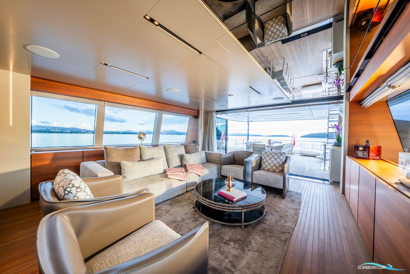 Custom Line Navetta 33