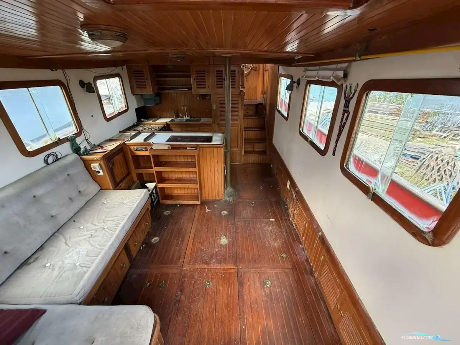 Custom Lord Nelson Victory Tug 37