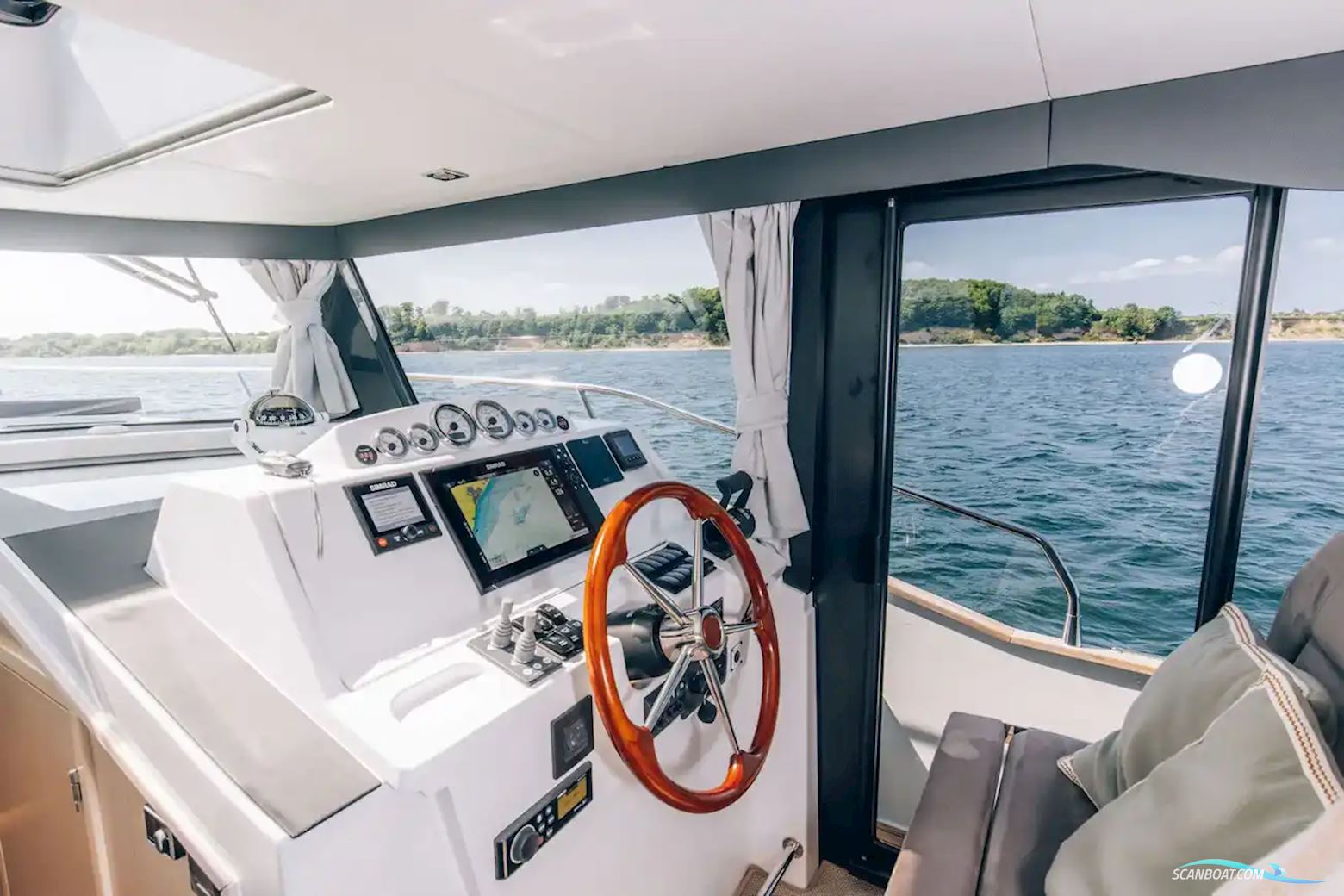 Delphia 12 Flylounge