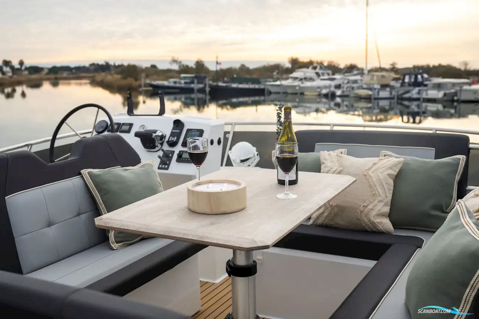 Delphia 12 Flylounge