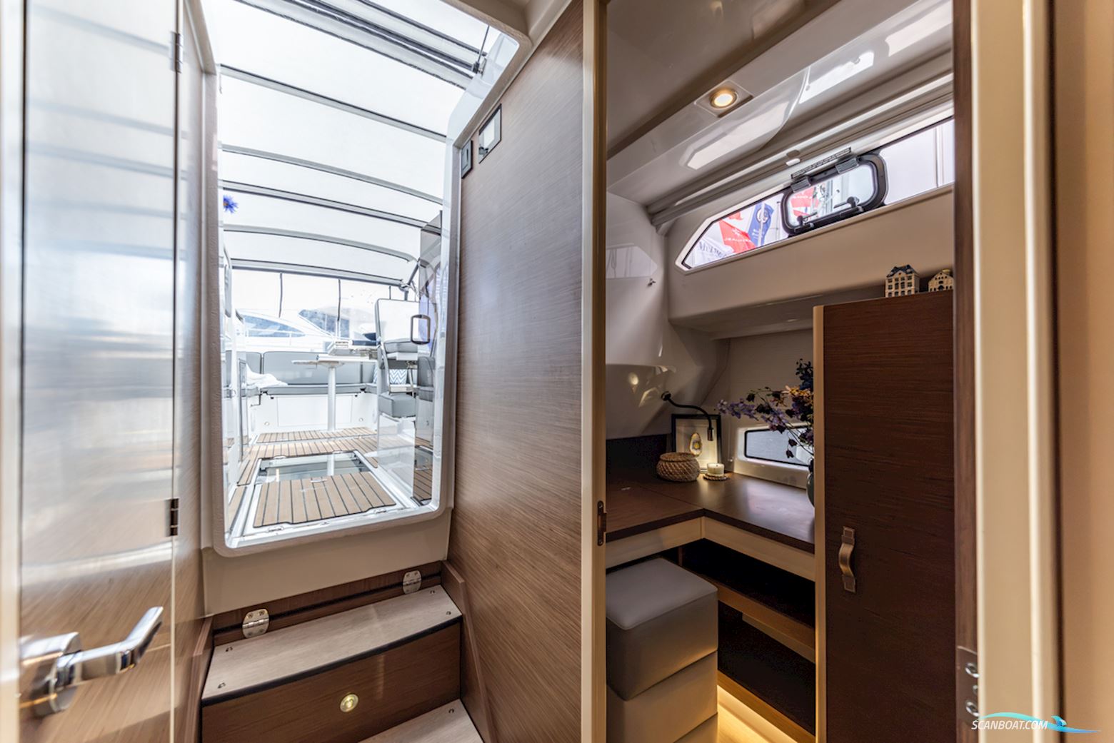 DELPHIA YACHTS 10 Lounge Electric DEMO, direct verkrijgbaar en vaarklaar. (PRIJSVERLAGING!!)