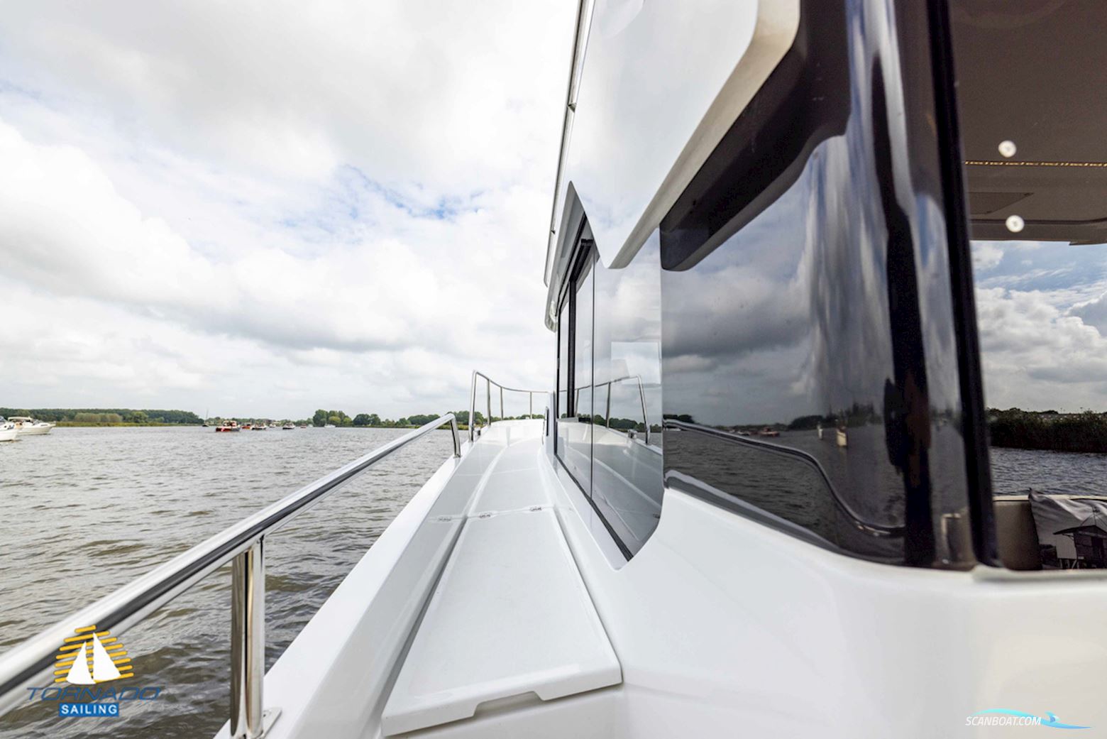 DELPHIA YACHTS 10 Sedan Electric
