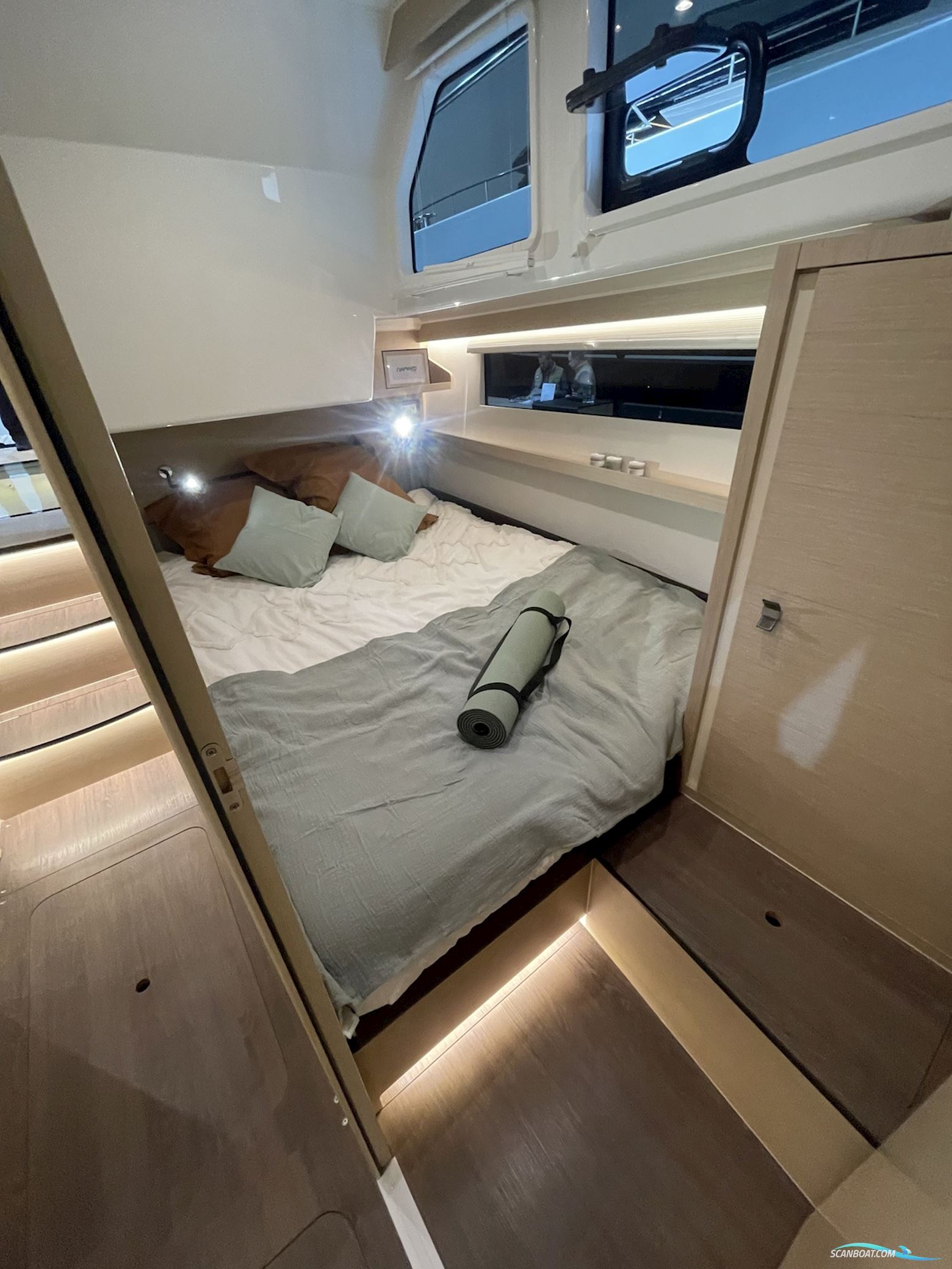 DELPHIA YACHTS 11 Flylounge