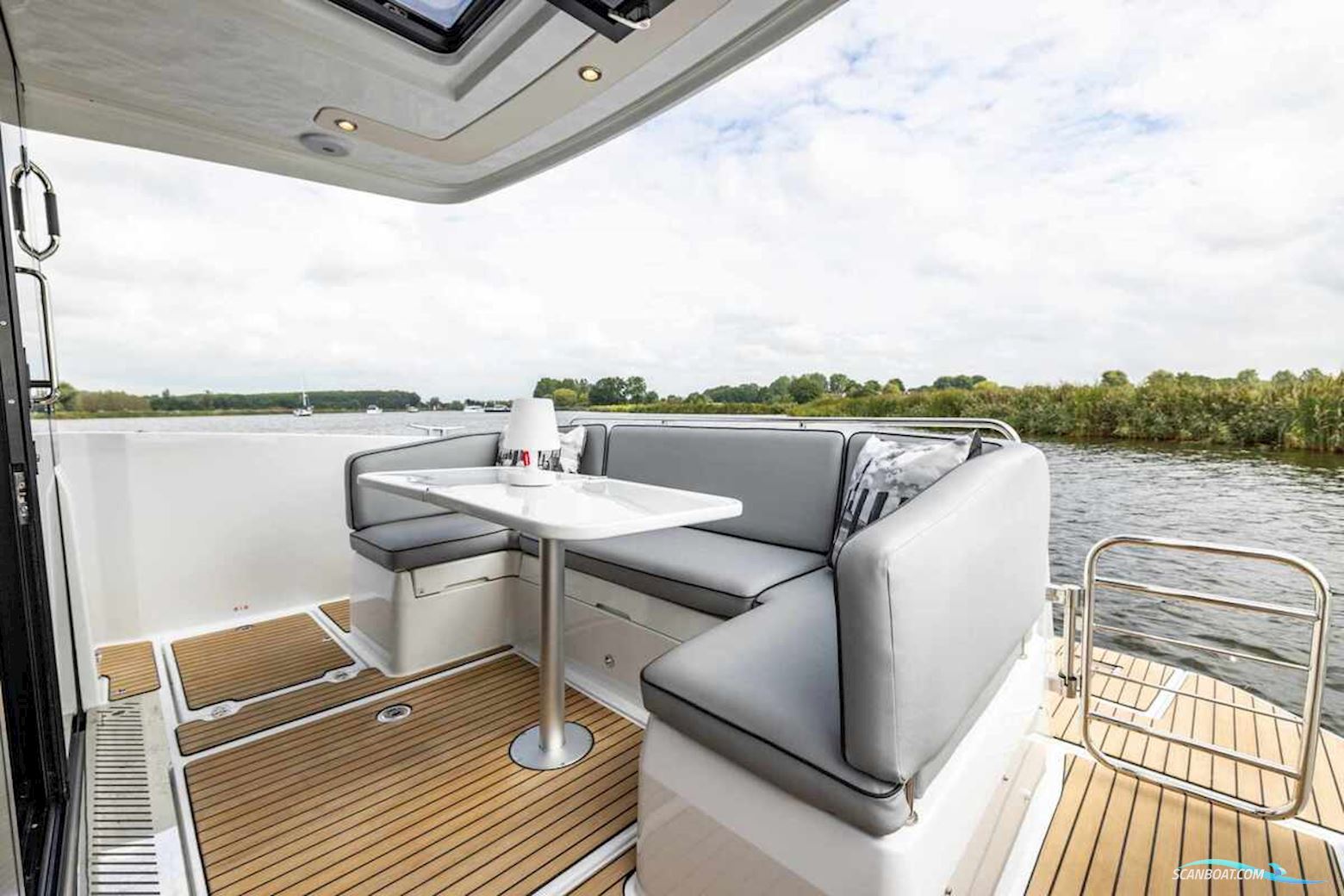 DELPHIA YACHTS 11 Sedan Electric