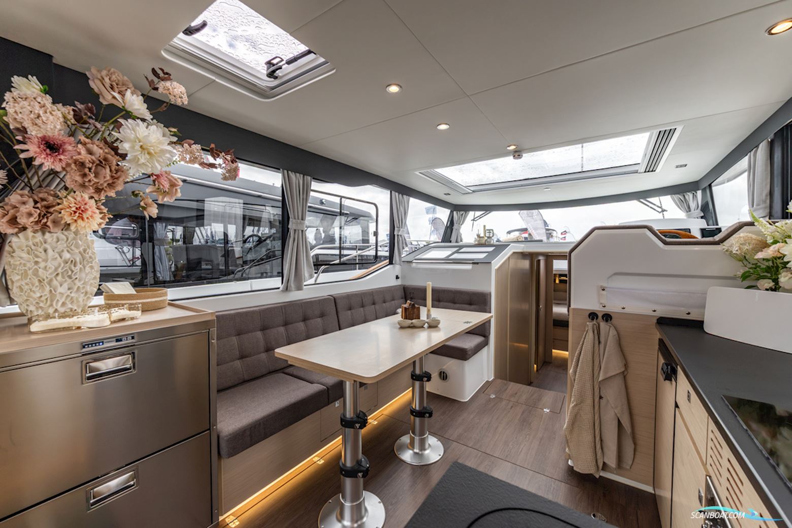 DELPHIA YACHTS 12 Sedan
