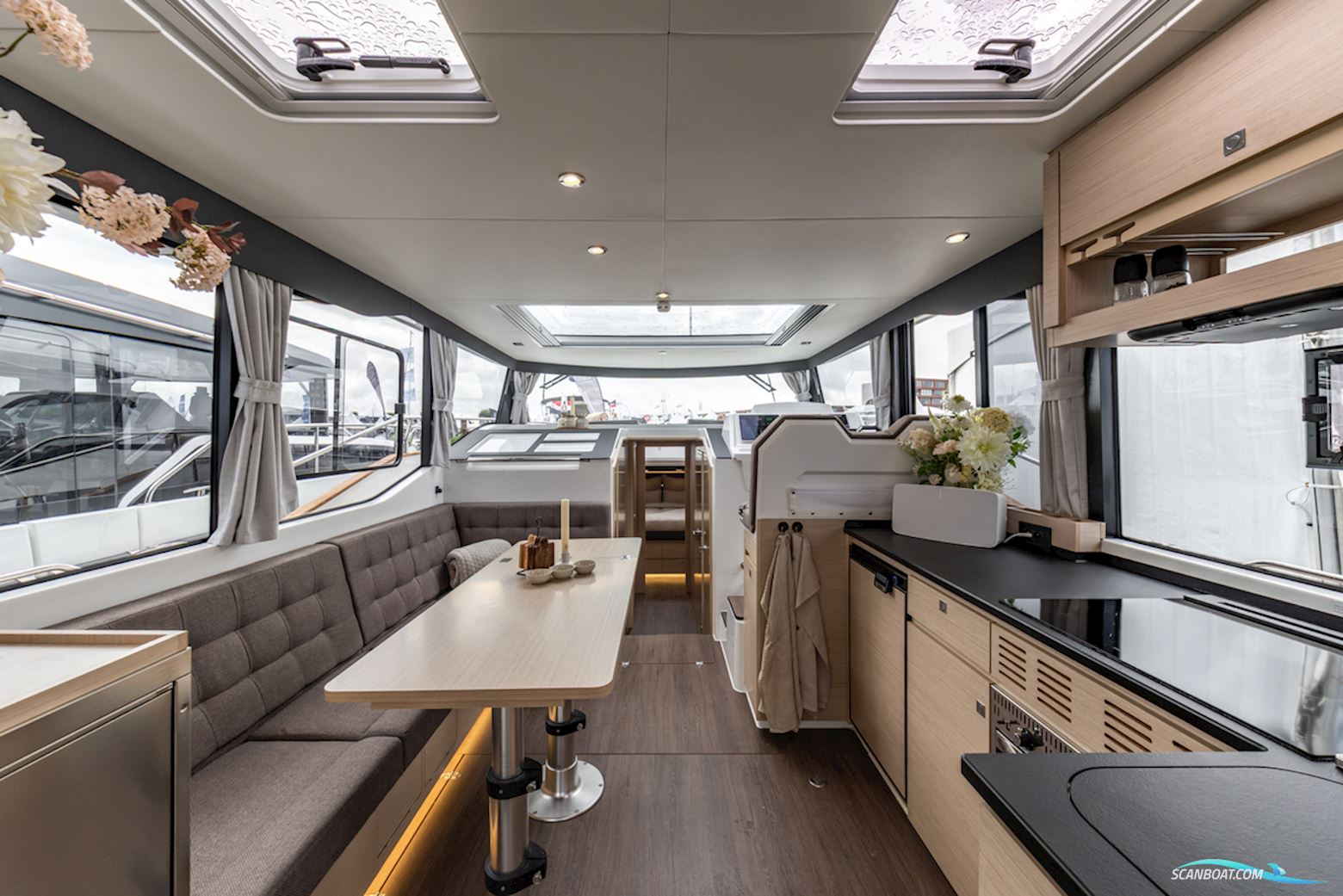 DELPHIA YACHTS 12 Sedan