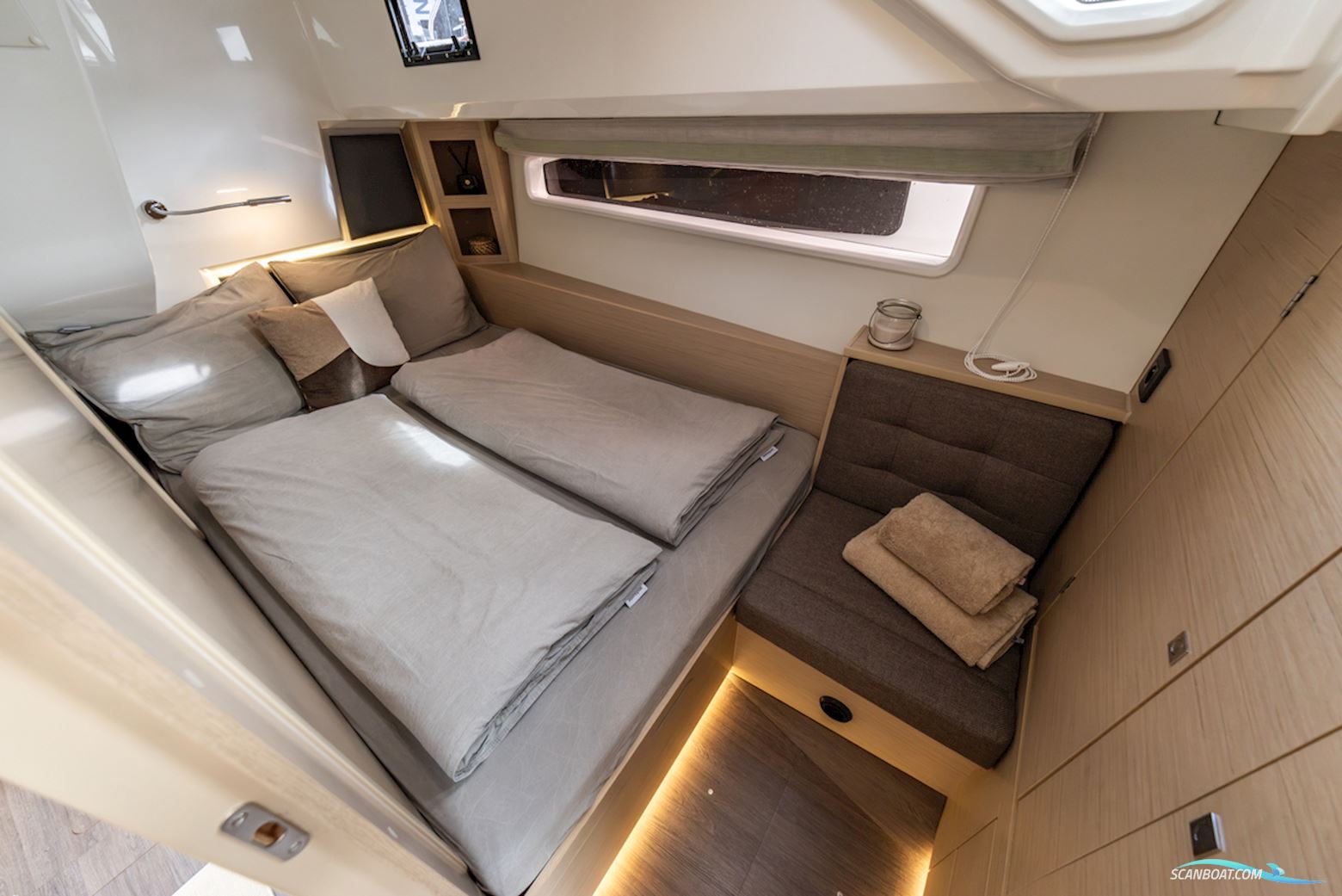 DELPHIA YACHTS 12 Sedan