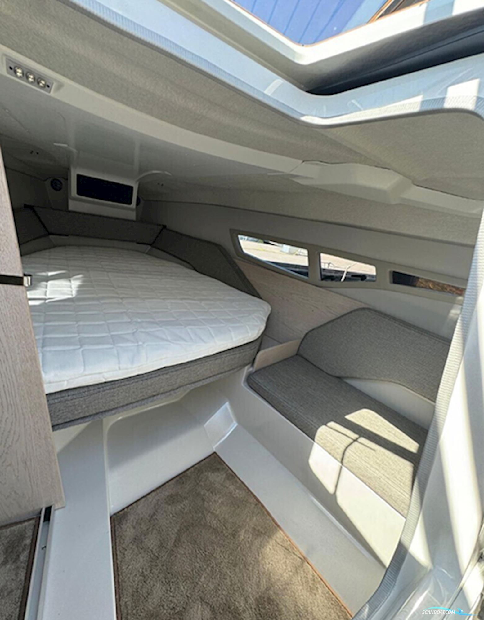 Eker Design AS Silver Raptor DCz