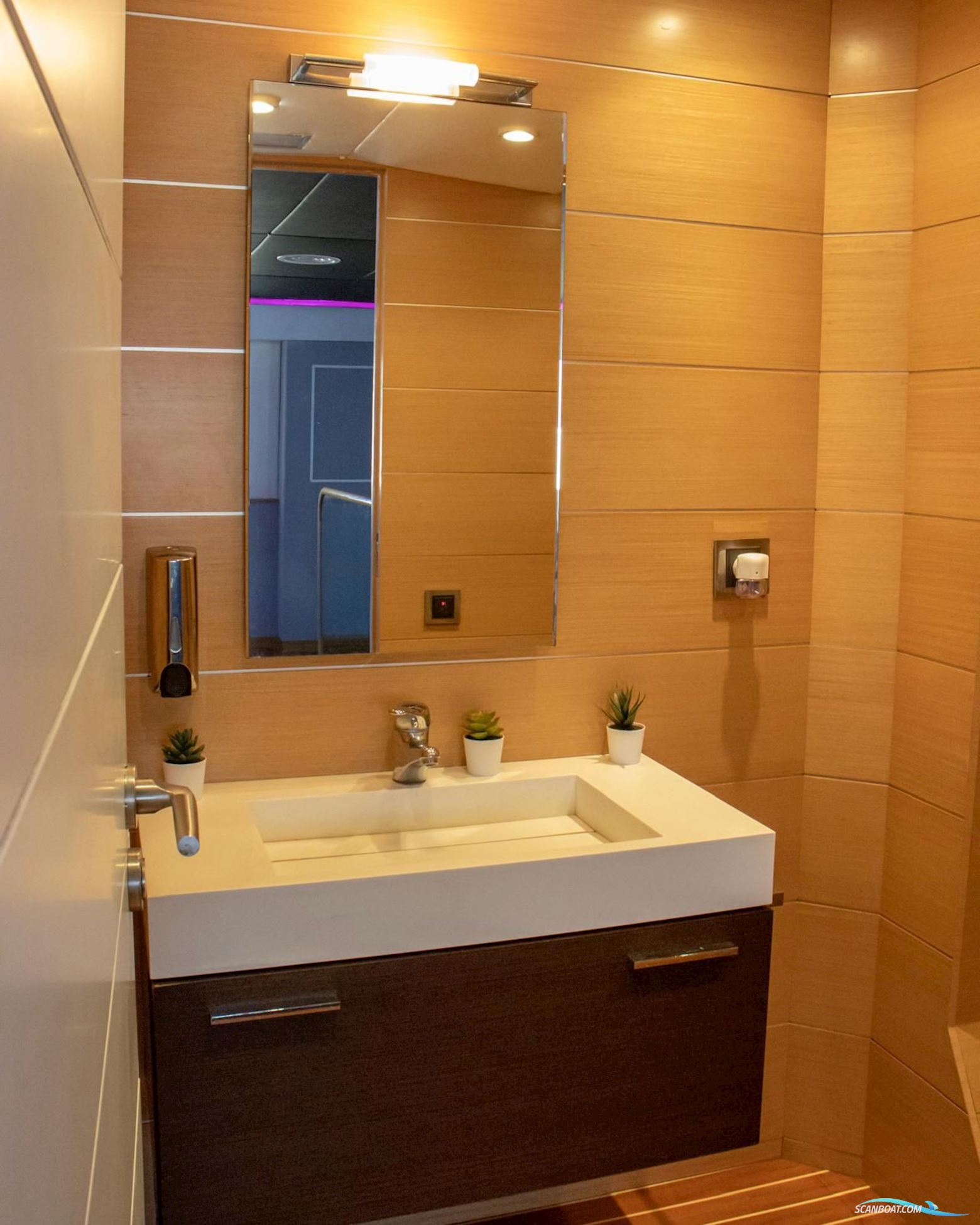 Explorer Yacht 92 Pro 50 Pax