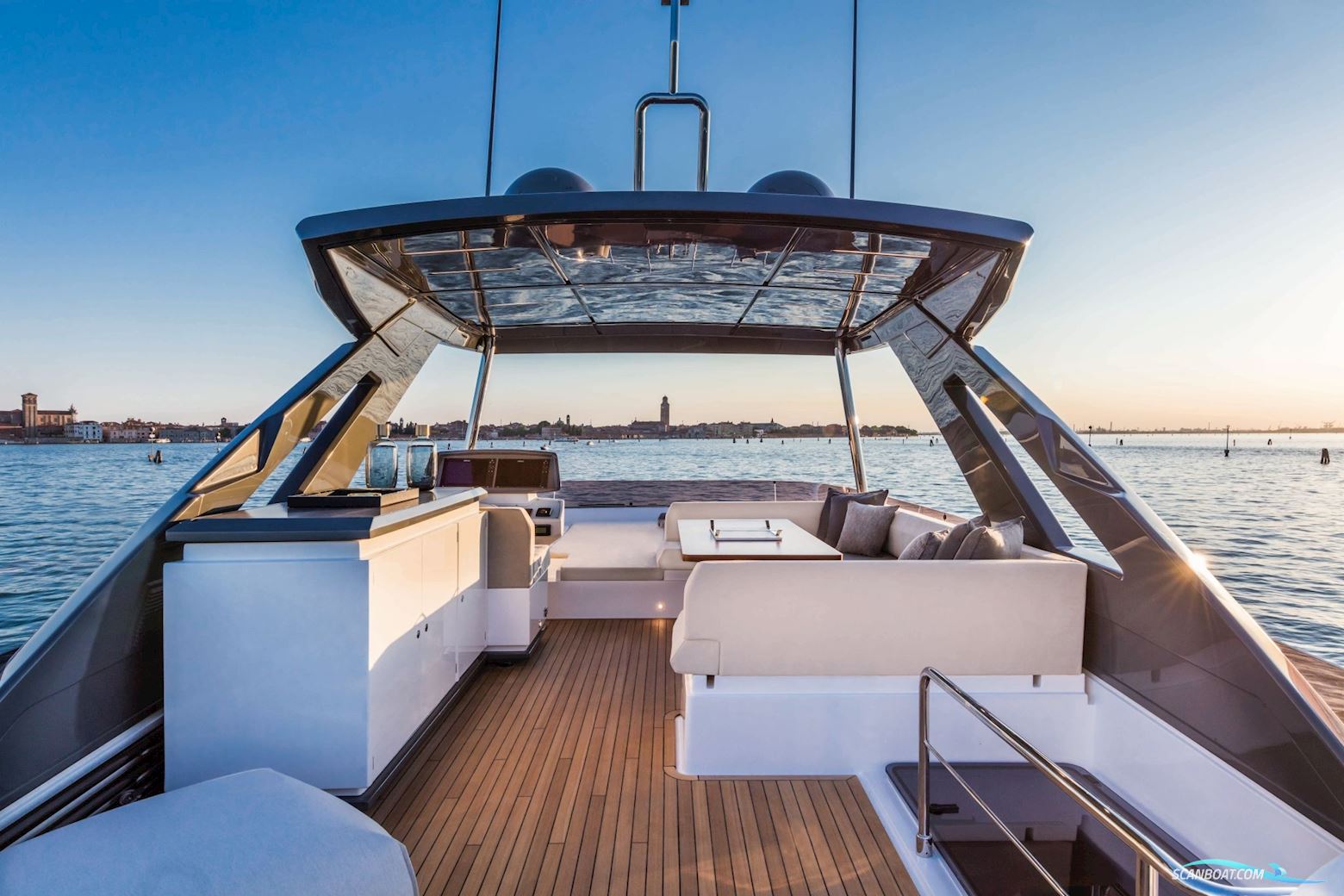 Ferretti Yachts 670