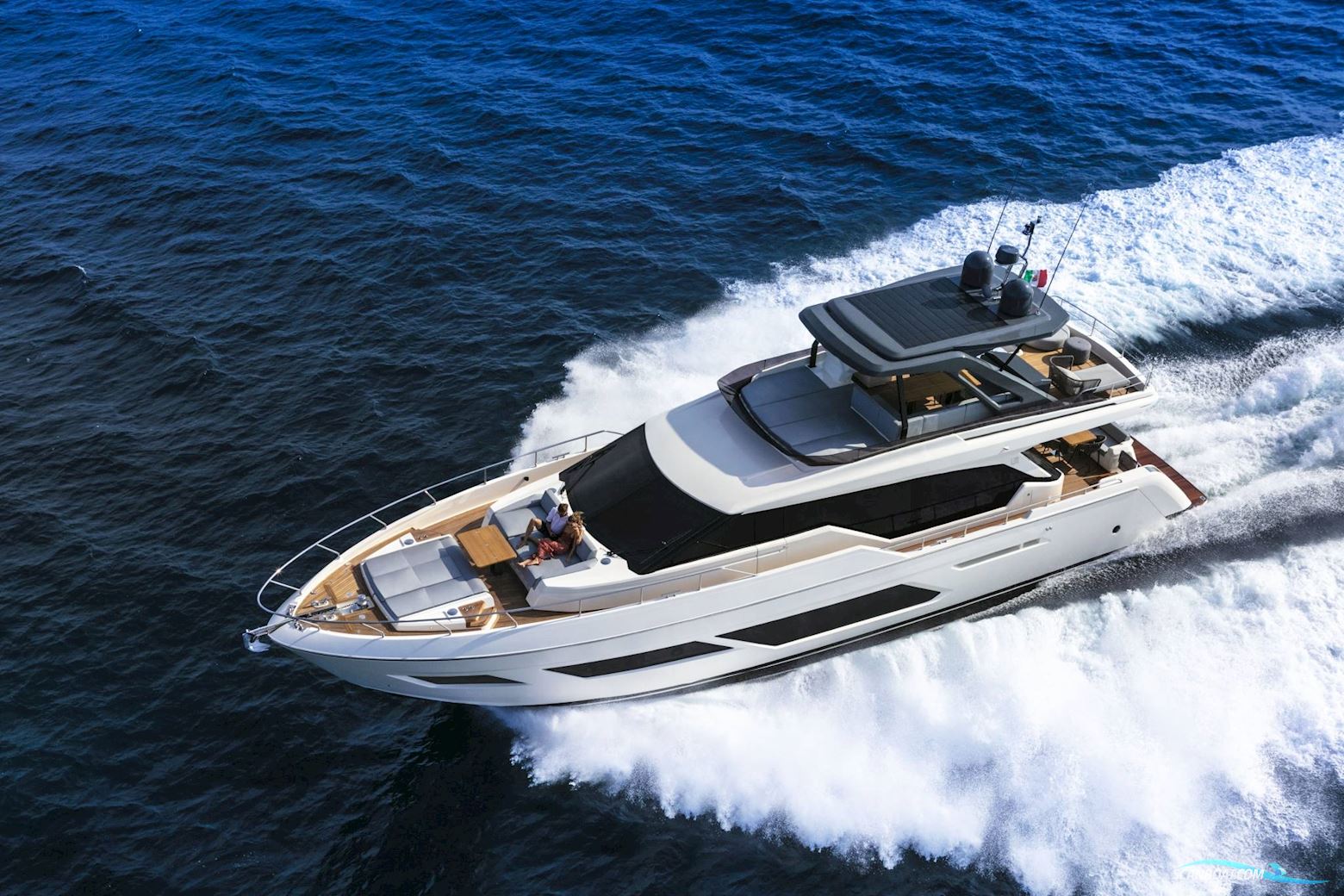 Ferretti Yachts 720
