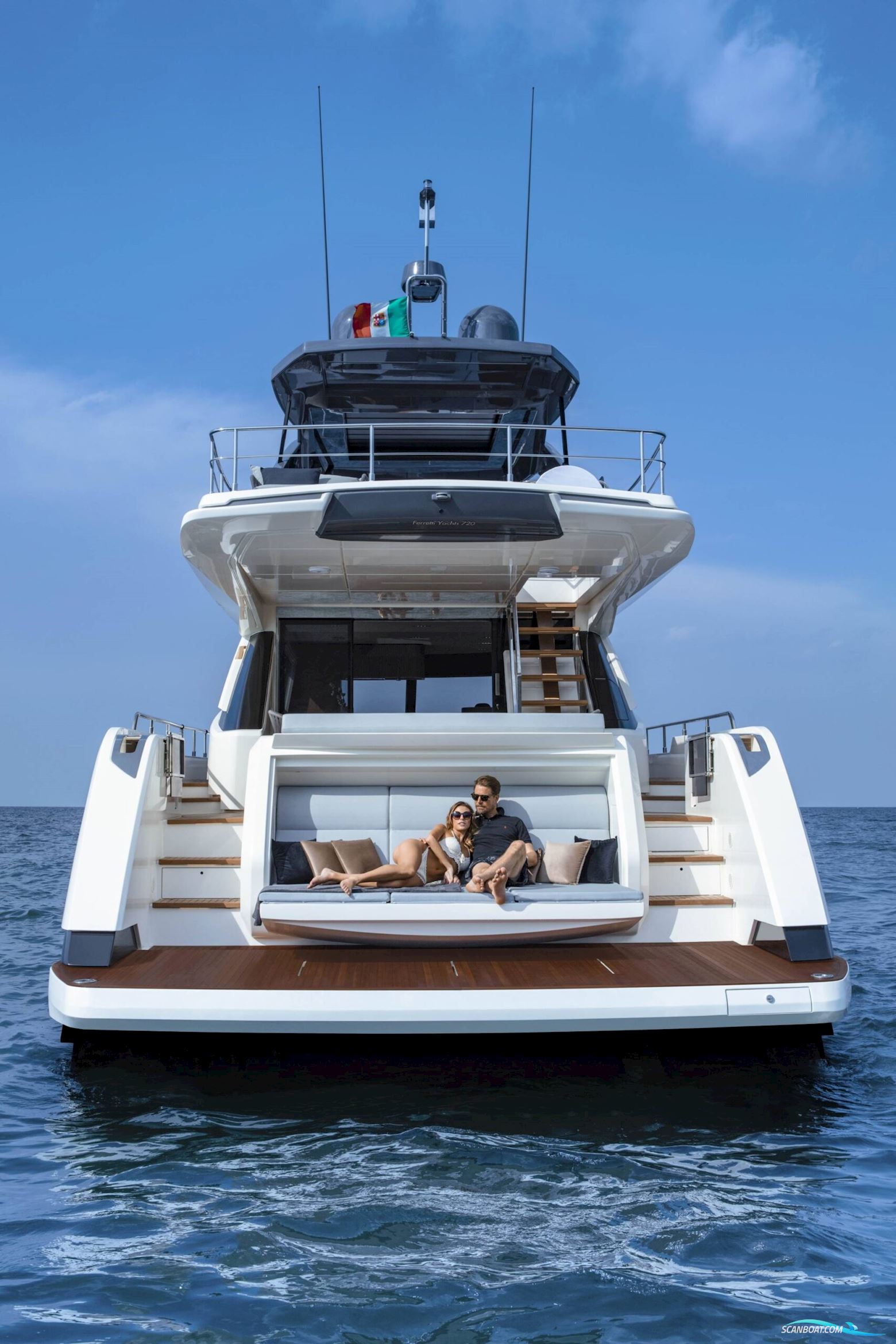 Ferretti Yachts 720