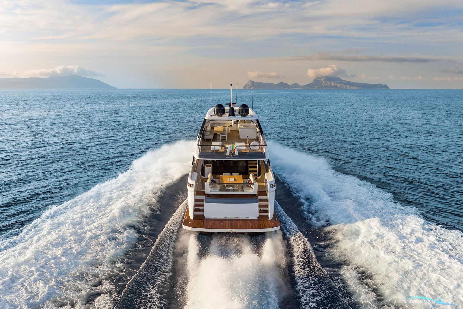 Ferretti Yachts 860