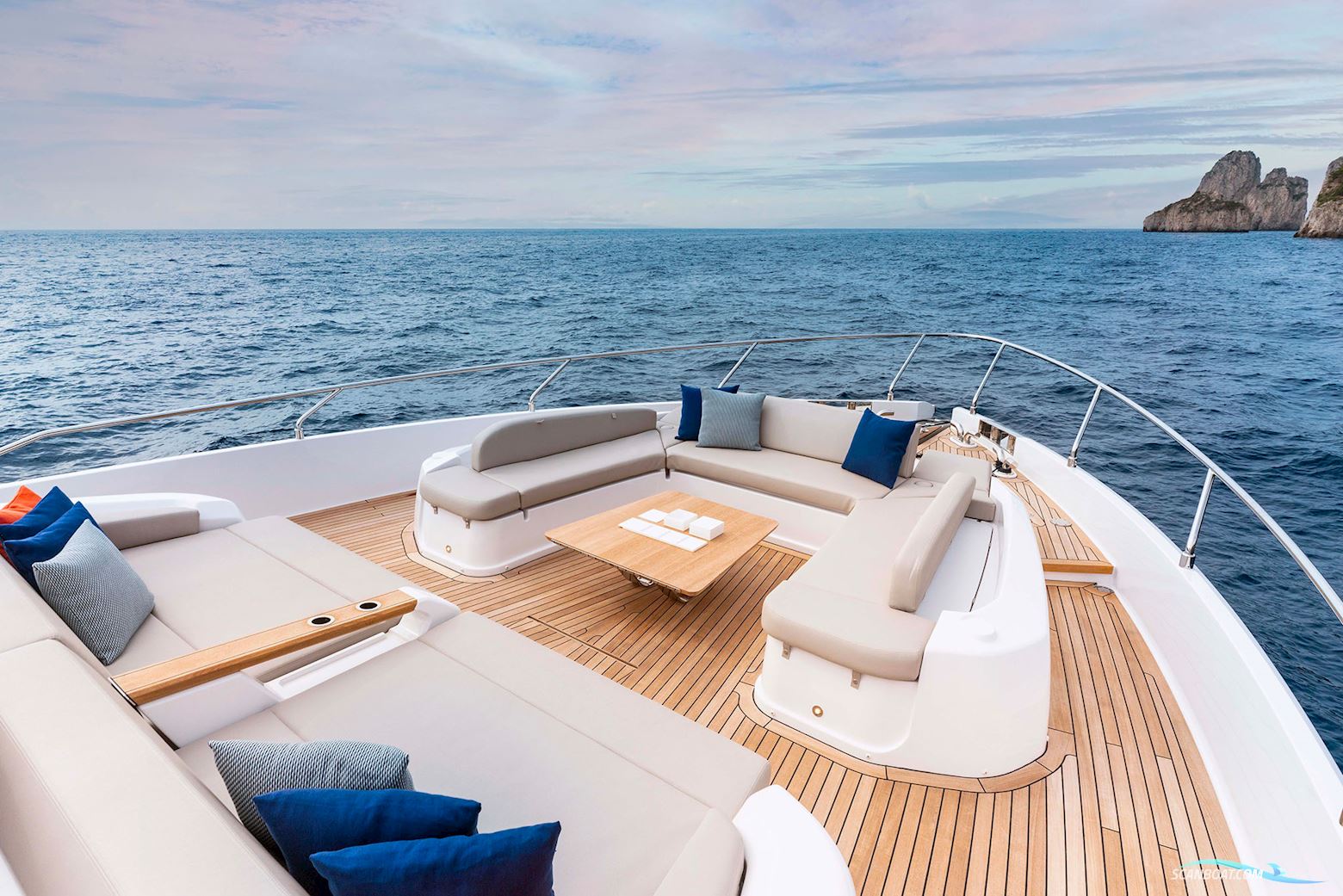 Ferretti Yachts 860