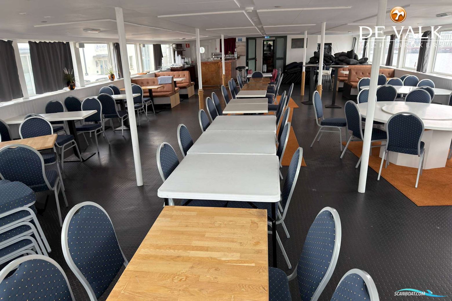 Floating restaurant