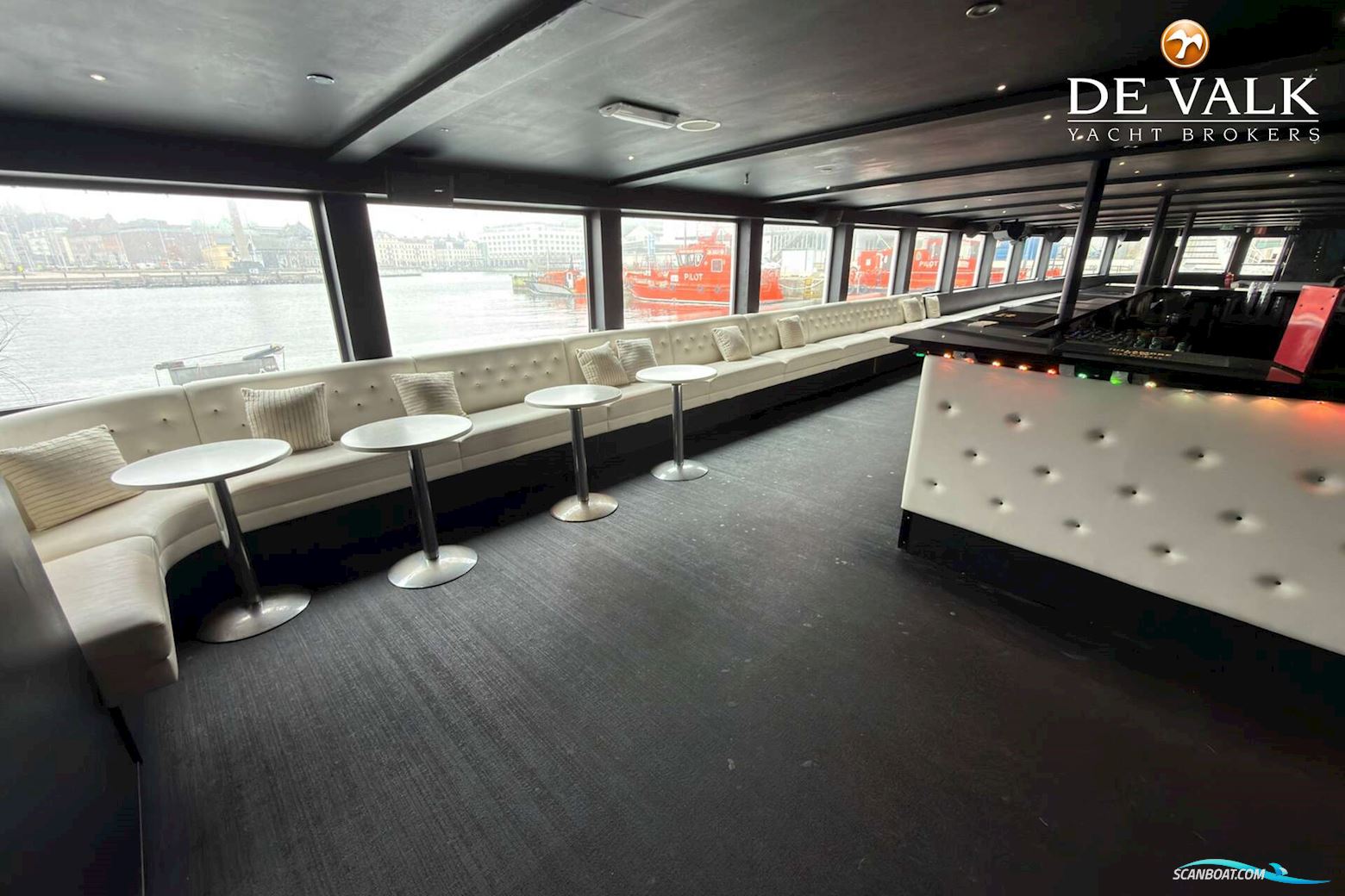 Floating restaurant
