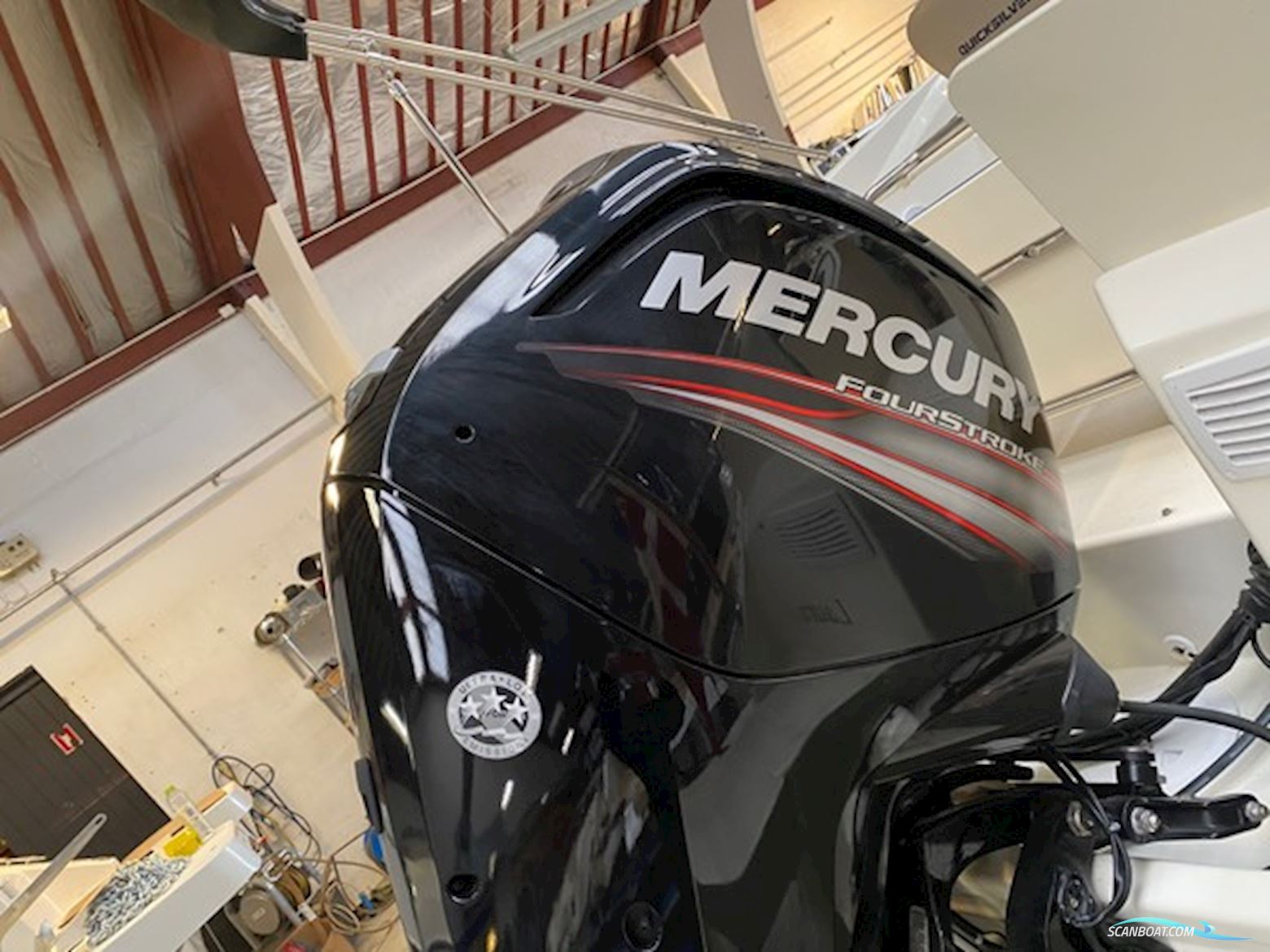 Flot Quicksilver 555 med Mercury 100 HK CT, kun 93,6 timer, SmartCraft, Simrad GO7, Fusion lydanlæg, køleskab og Flexiteak. Velholdt og vinteropbevar