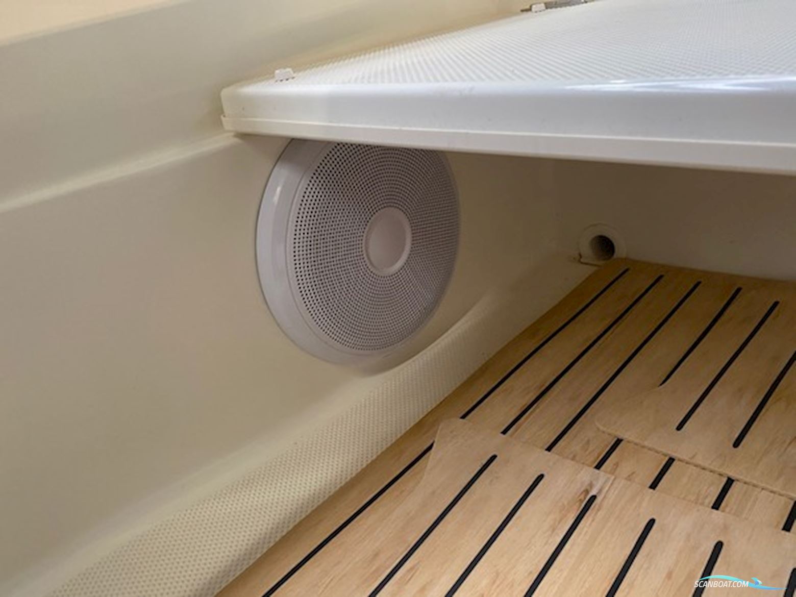 Flot Quicksilver 555 med Mercury 100 HK CT, kun 93,6 timer, SmartCraft, Simrad GO7, Fusion lydanlæg, køleskab og Flexiteak. Velholdt og vinteropbevar