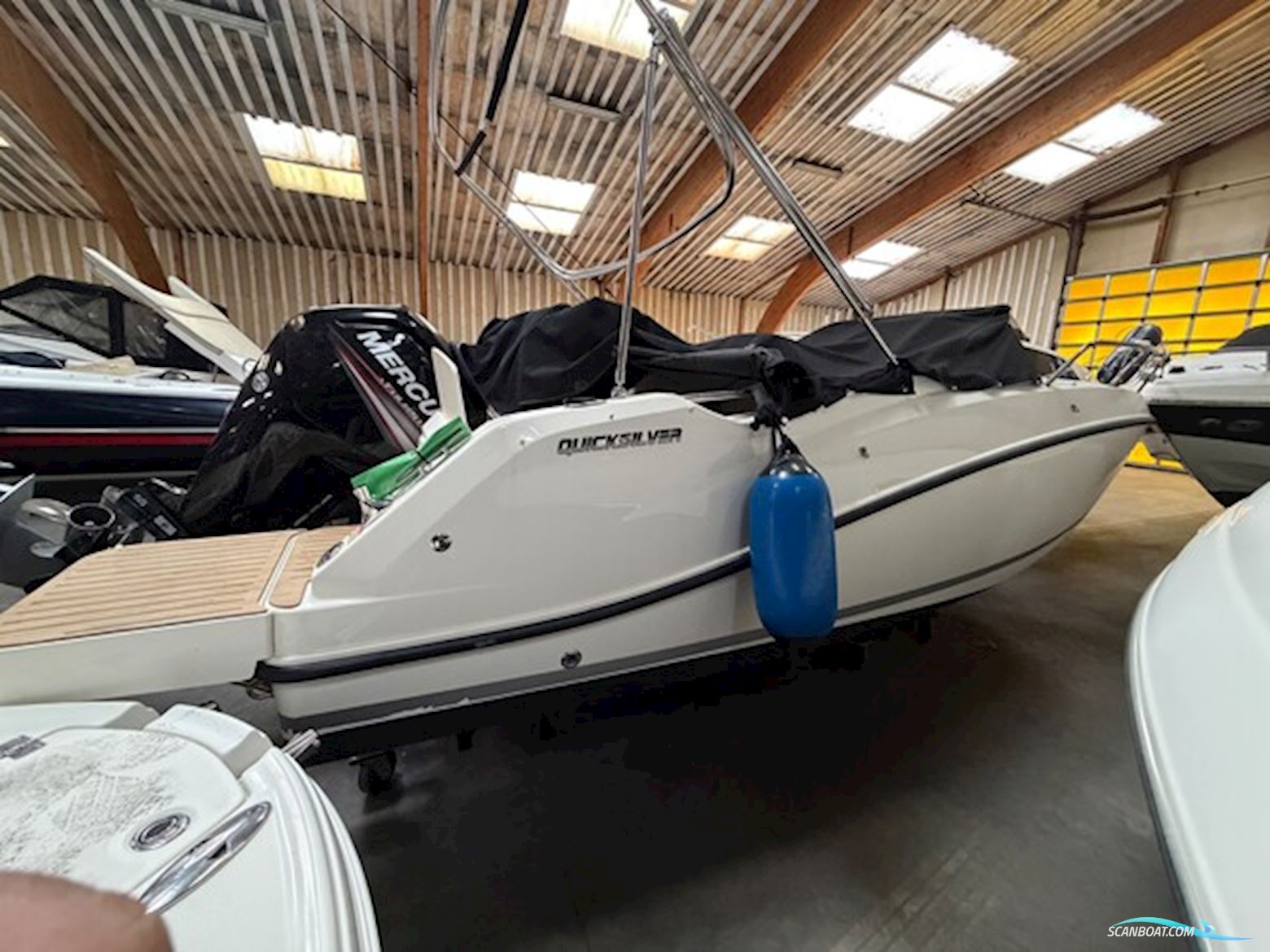 Flot Quicksilver 555 med Mercury 100 HK CT, kun 93,6 timer, SmartCraft, Simrad GO7, Fusion lydanlæg, køleskab og Flexiteak. Velholdt og vinteropbevar