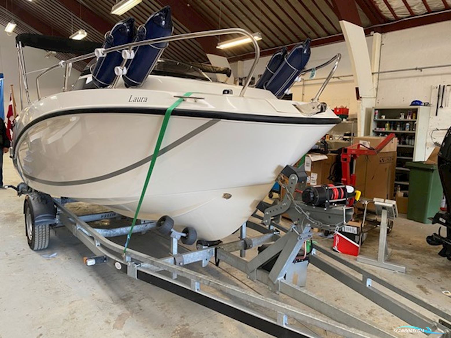 Flot Quicksilver 555 med Mercury 100 HK CT, kun 93,6 timer, SmartCraft, Simrad GO7, Fusion lydanlæg, køleskab og Flexiteak. Velholdt og vinteropbevar