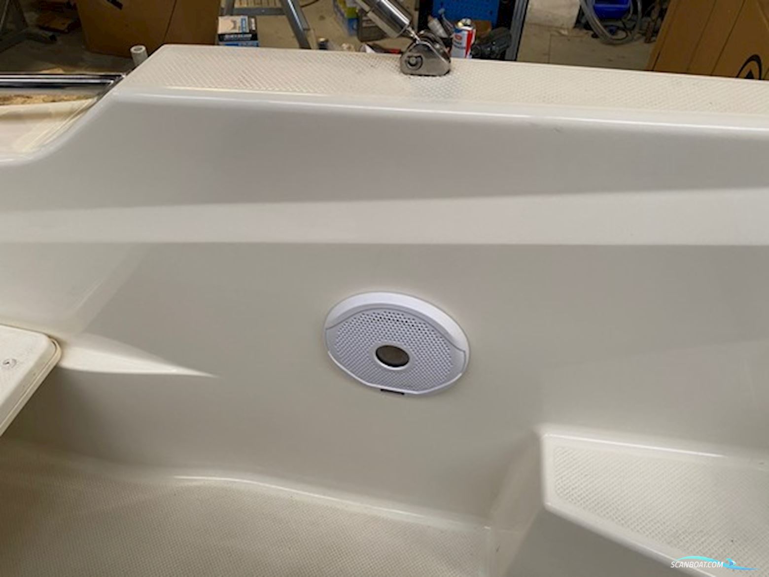 Flot Quicksilver 555 med Mercury 100 HK CT, kun 93,6 timer, SmartCraft, Simrad GO7, Fusion lydanlæg, køleskab og Flexiteak. Velholdt og vinteropbevar
